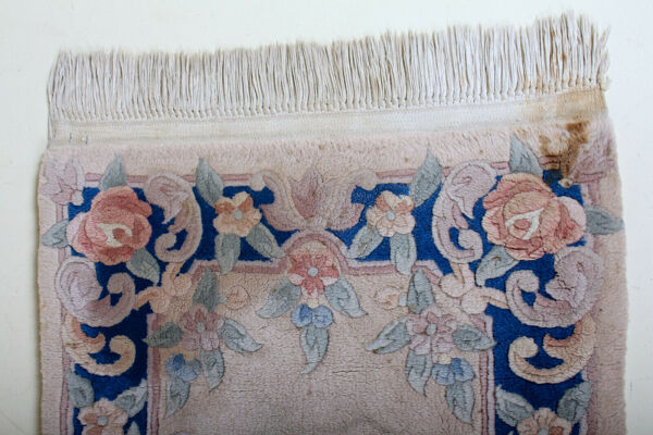 Tapis chinois à franges avec motif floral sur fond bleu et beige 63x143cm
