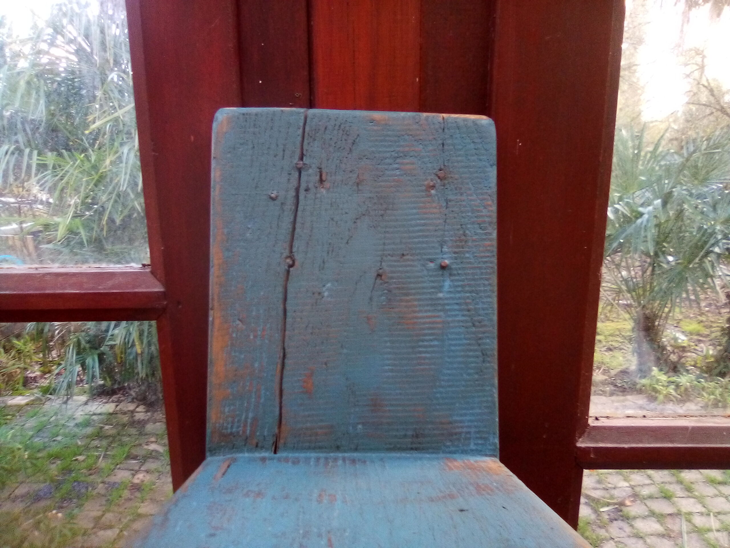 Banc bas repose pieds en bois patiné