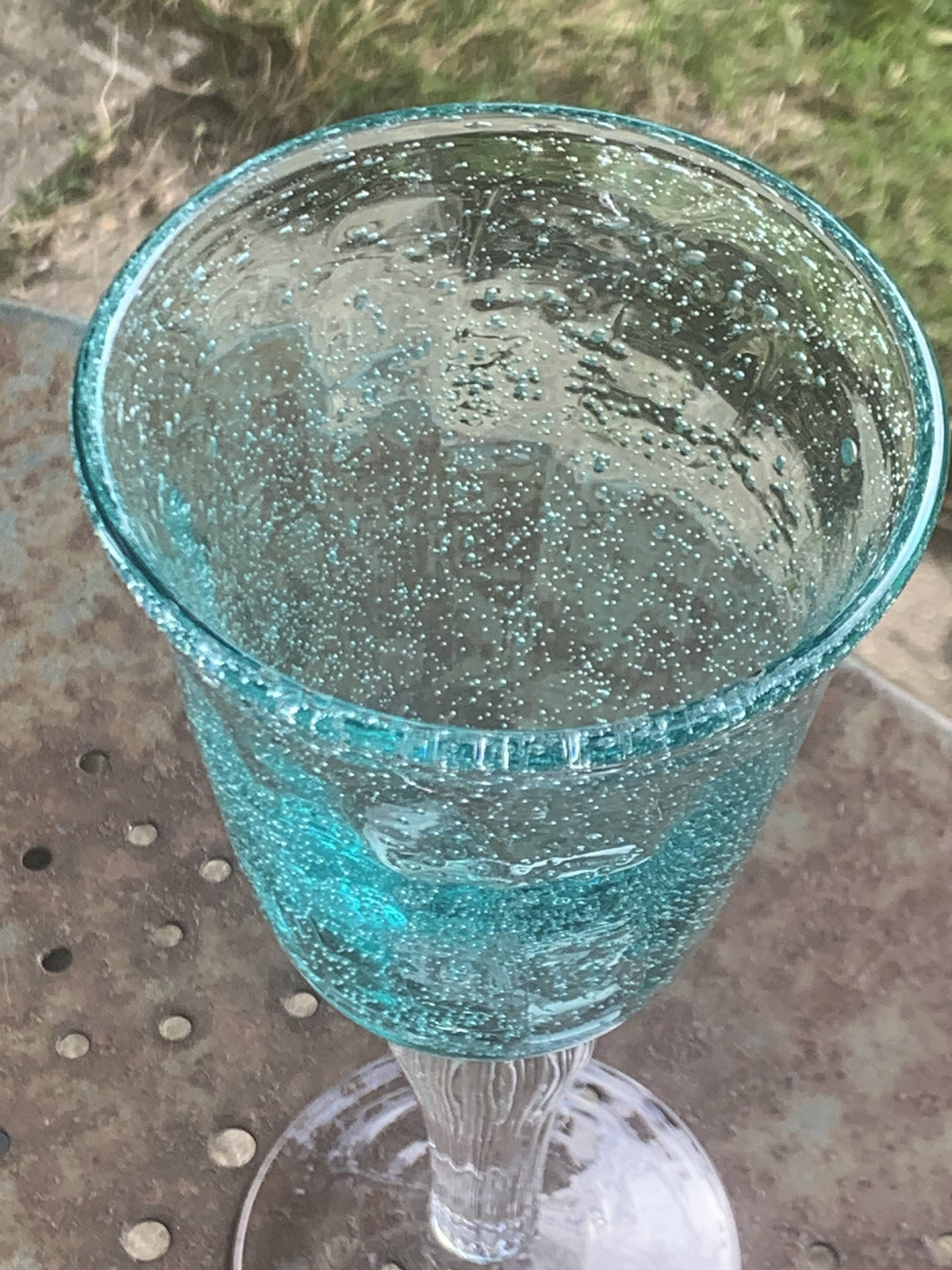 Lot de 4 grands verres a vin en verre soufflé et bullé de couleur vert, vin