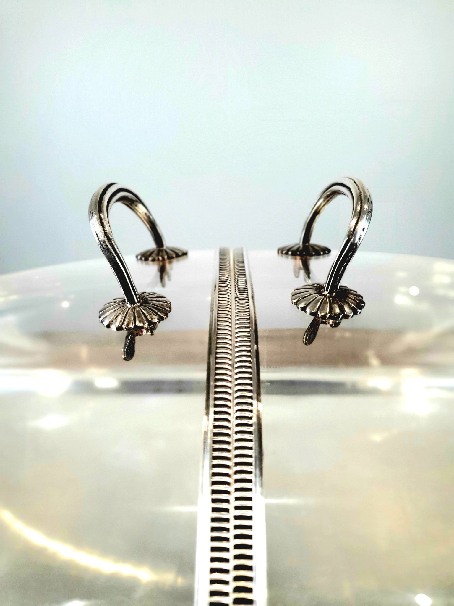Large serving platter with lid, in silver metal.