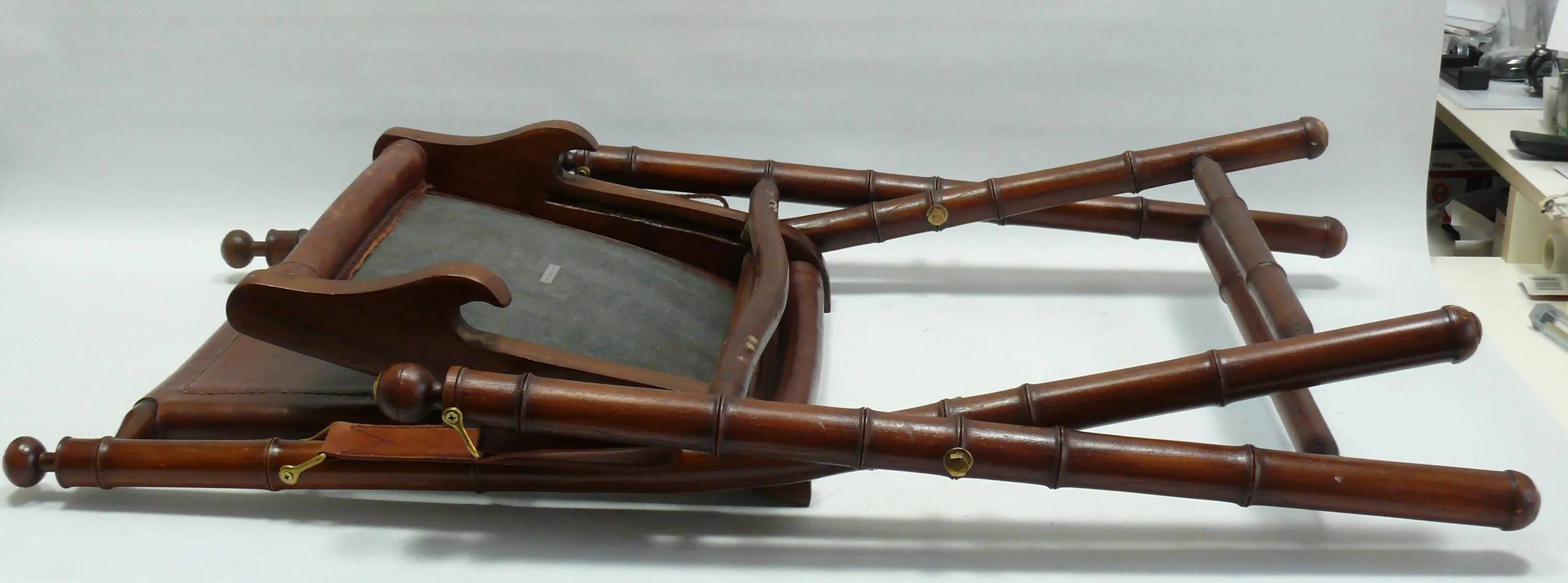 Chaise de campagne, chaise d'officier en teck et bambou, avec assise en cuir cousu et détails en laiton - années 1960