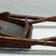 Chaise de campagne, chaise d'officier en teck et bambou, avec assise en cuir cousu et détails en laiton - années 1960