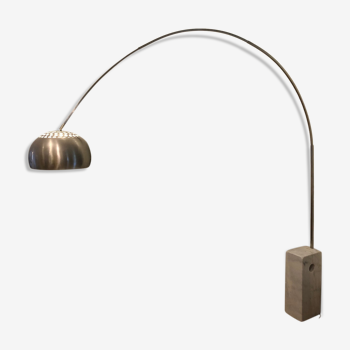 Arco style lamp