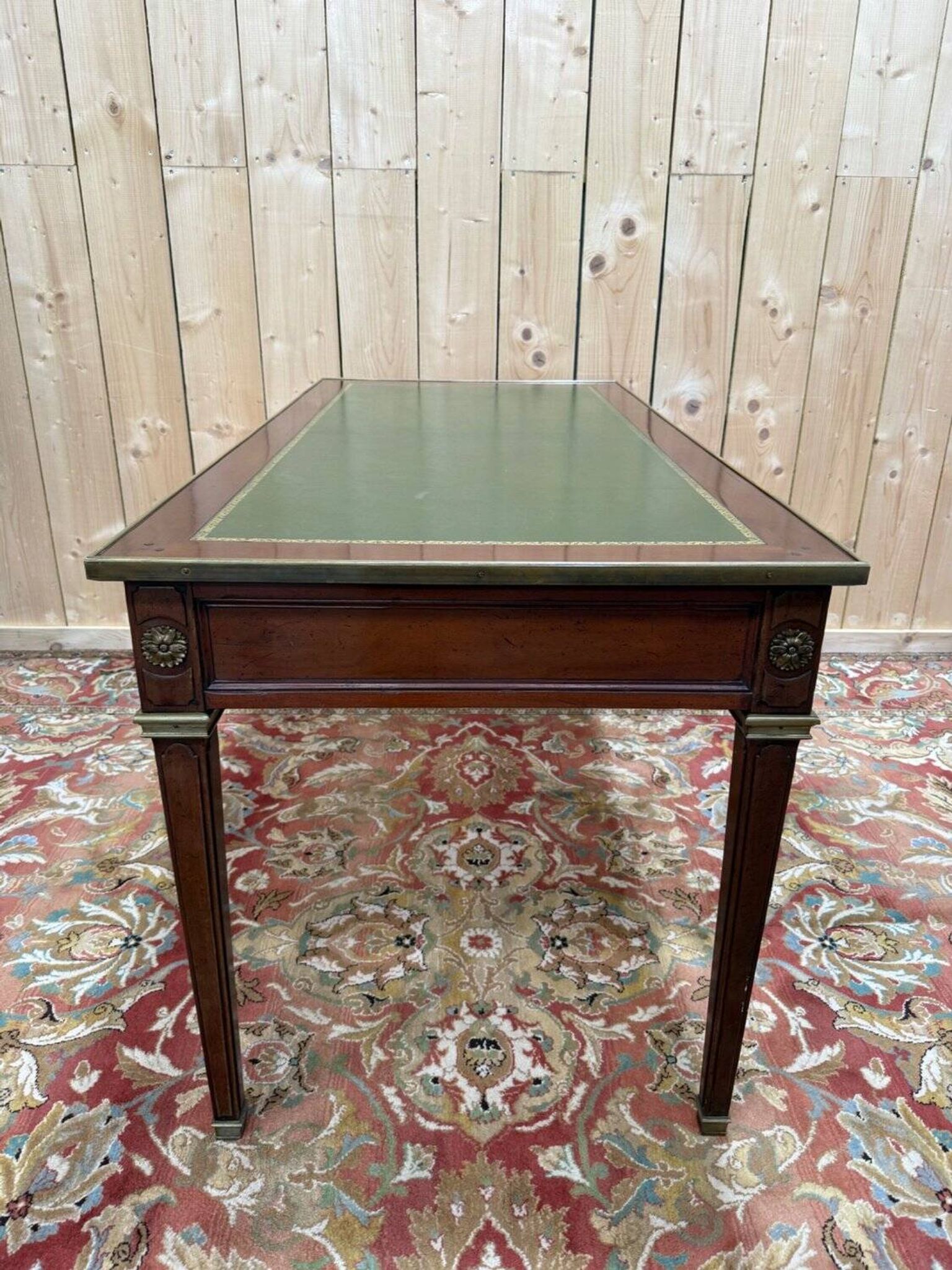 Bureau plat – Style Louis XVI – Acajou, cuir vert, bronze