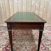 Bureau plat – Style Louis XVI – Acajou, cuir vert, bronze