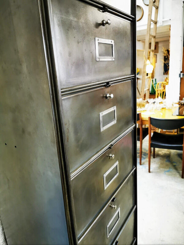 Ronéo clamshell metal column