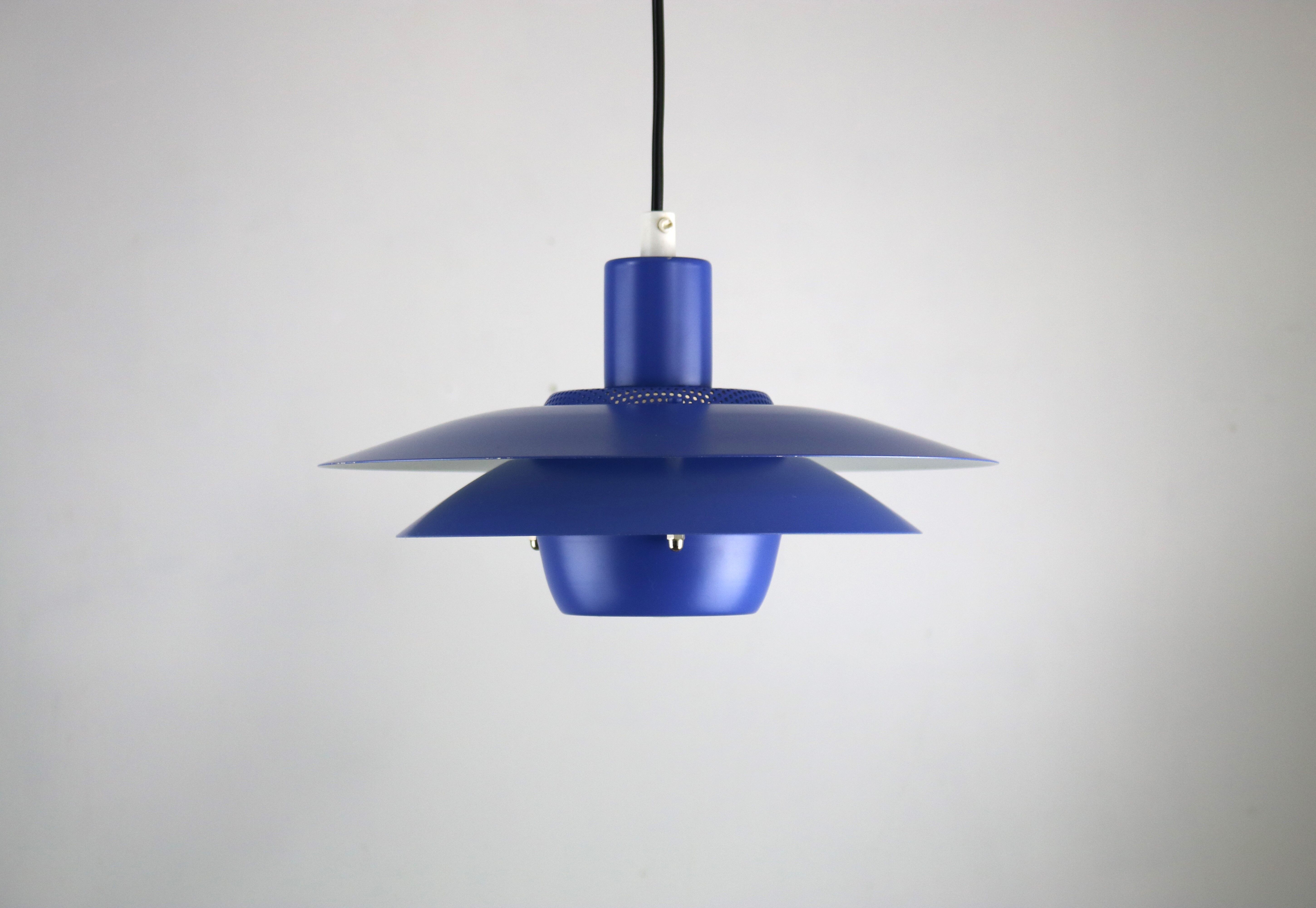 Suspension bleue par Jeka Metaltryk - Modèle Viola type 3013P