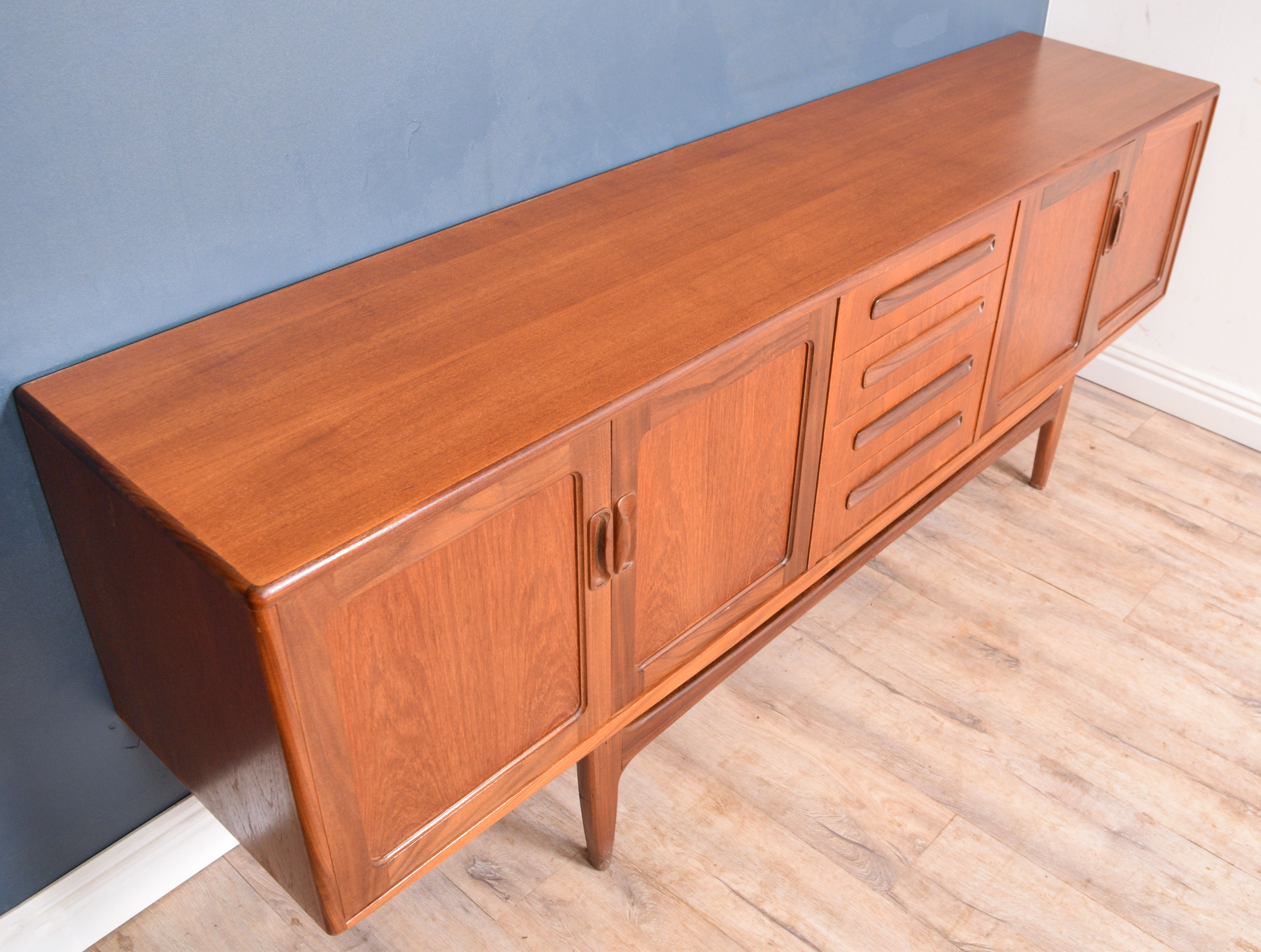Enfilade par Viktor Wilkins