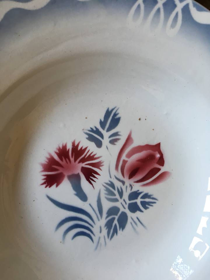 Six soup plates don't match in red and blue.