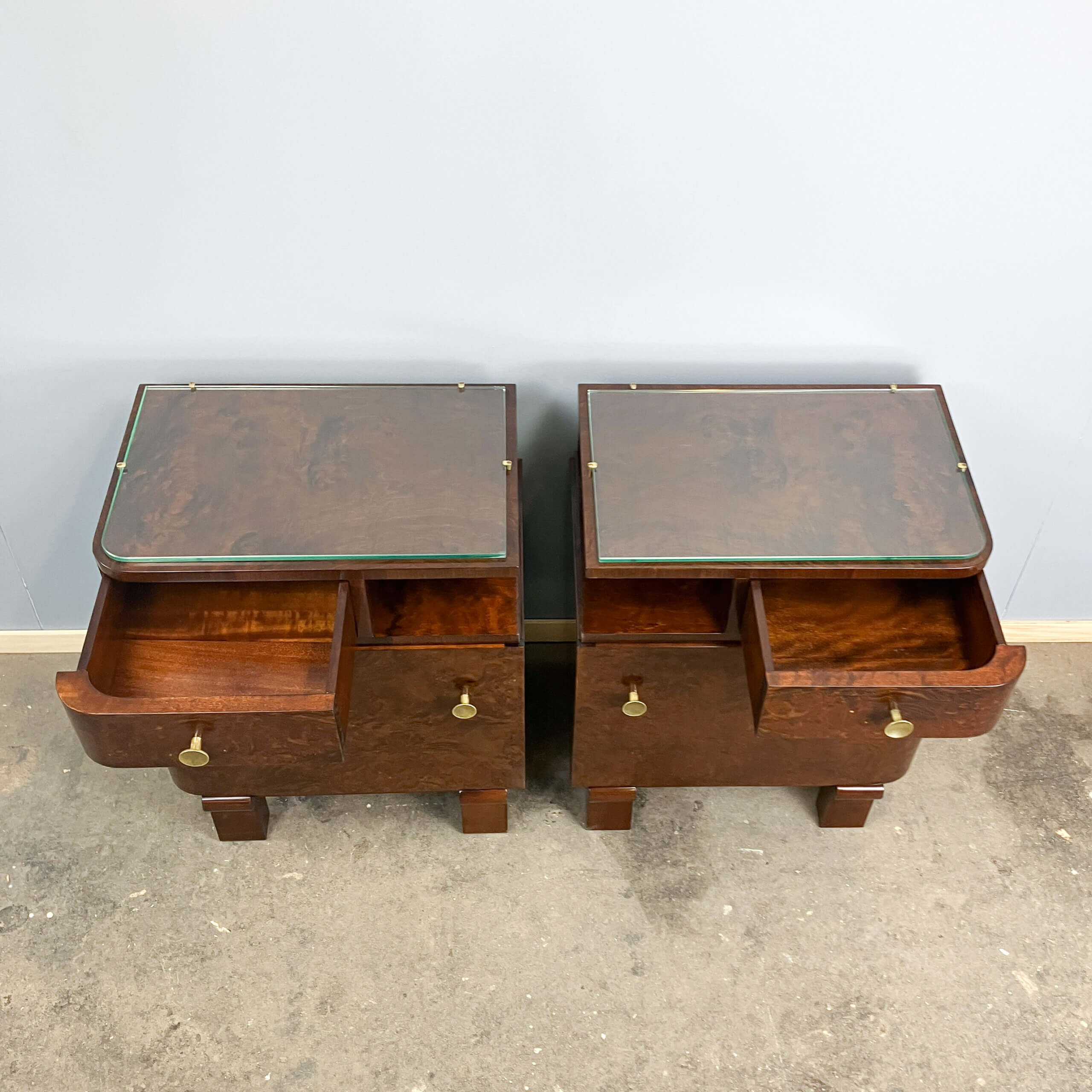 Tables de chevet Art Déco, bois de noyer avec plateaux en verre, années 1930