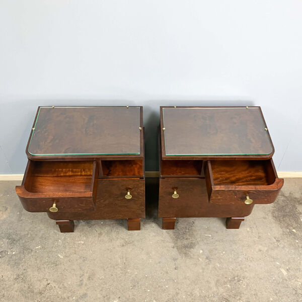 Tables de chevet Art Déco, bois de noyer avec plateaux en verre, années 1930