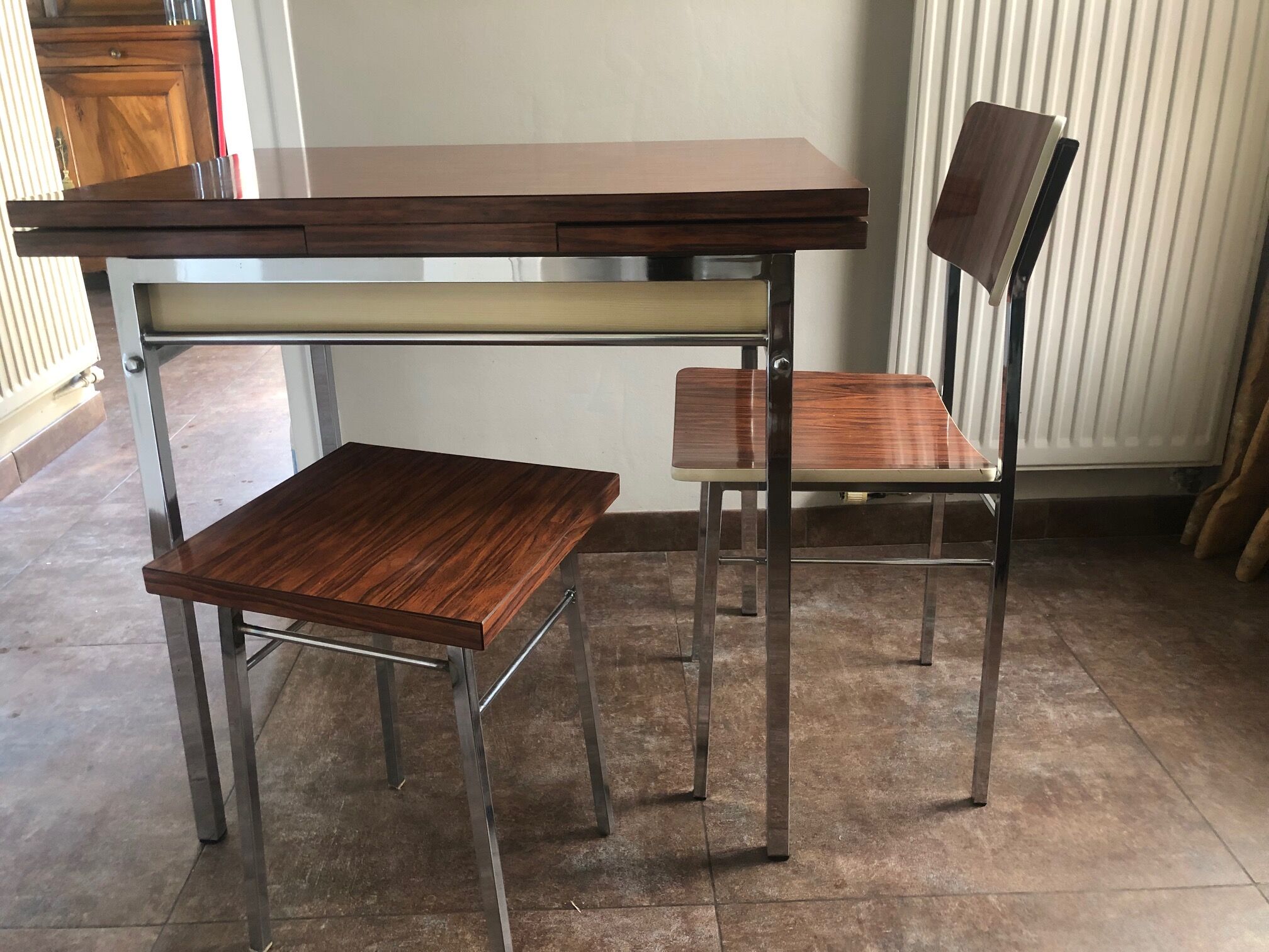Table en formica avec sa chaise et son tabouret imitation palissandre