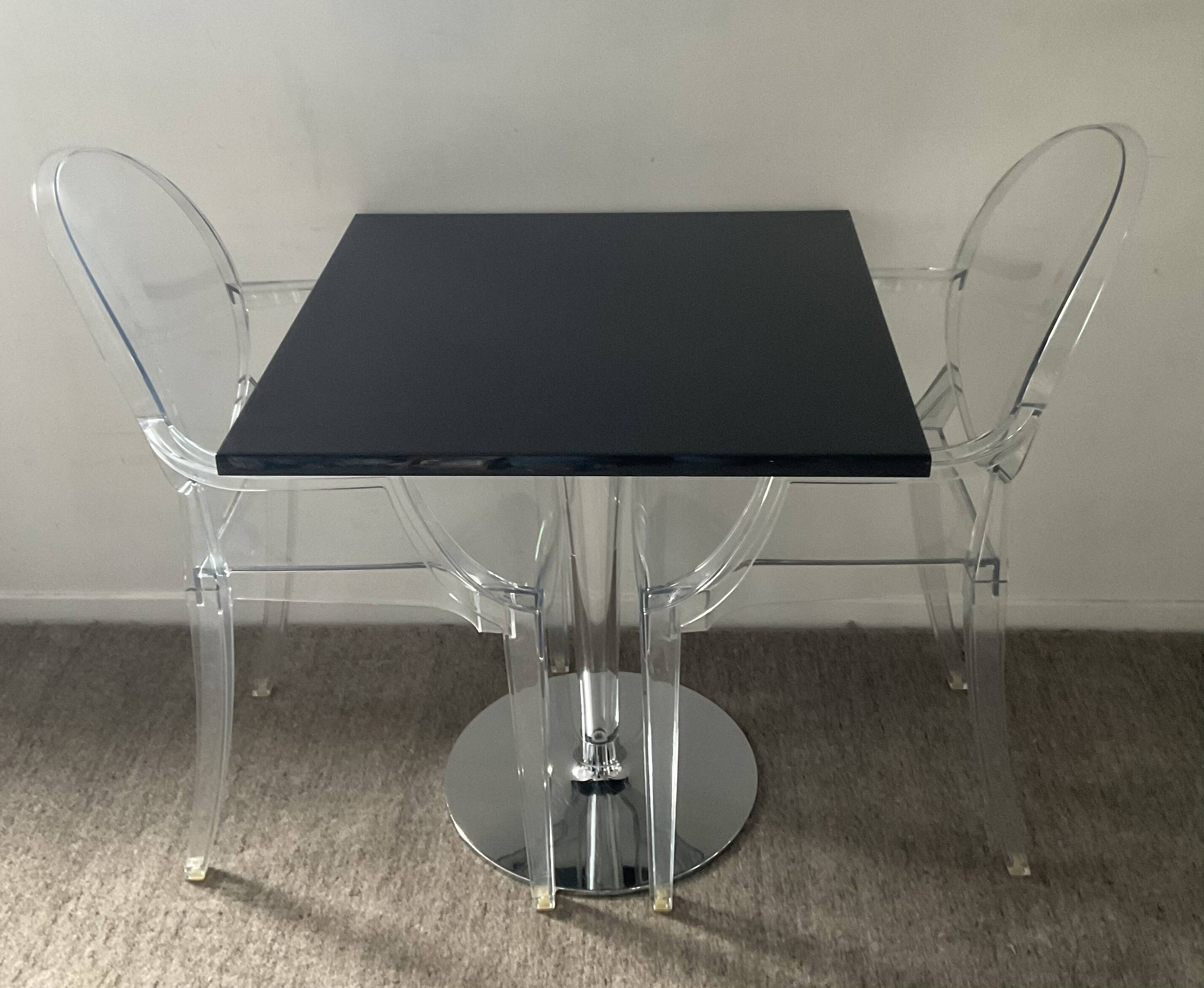 Ensemble Philippe Starck Kartell table à manger Top Top et 2 fauteuils Louis Ghost