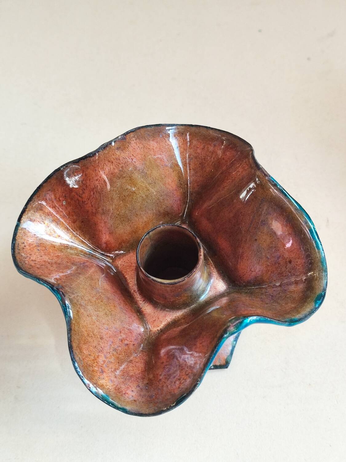 Paire de bougeoirs en cuivre émaillé de Limoges par Marylou