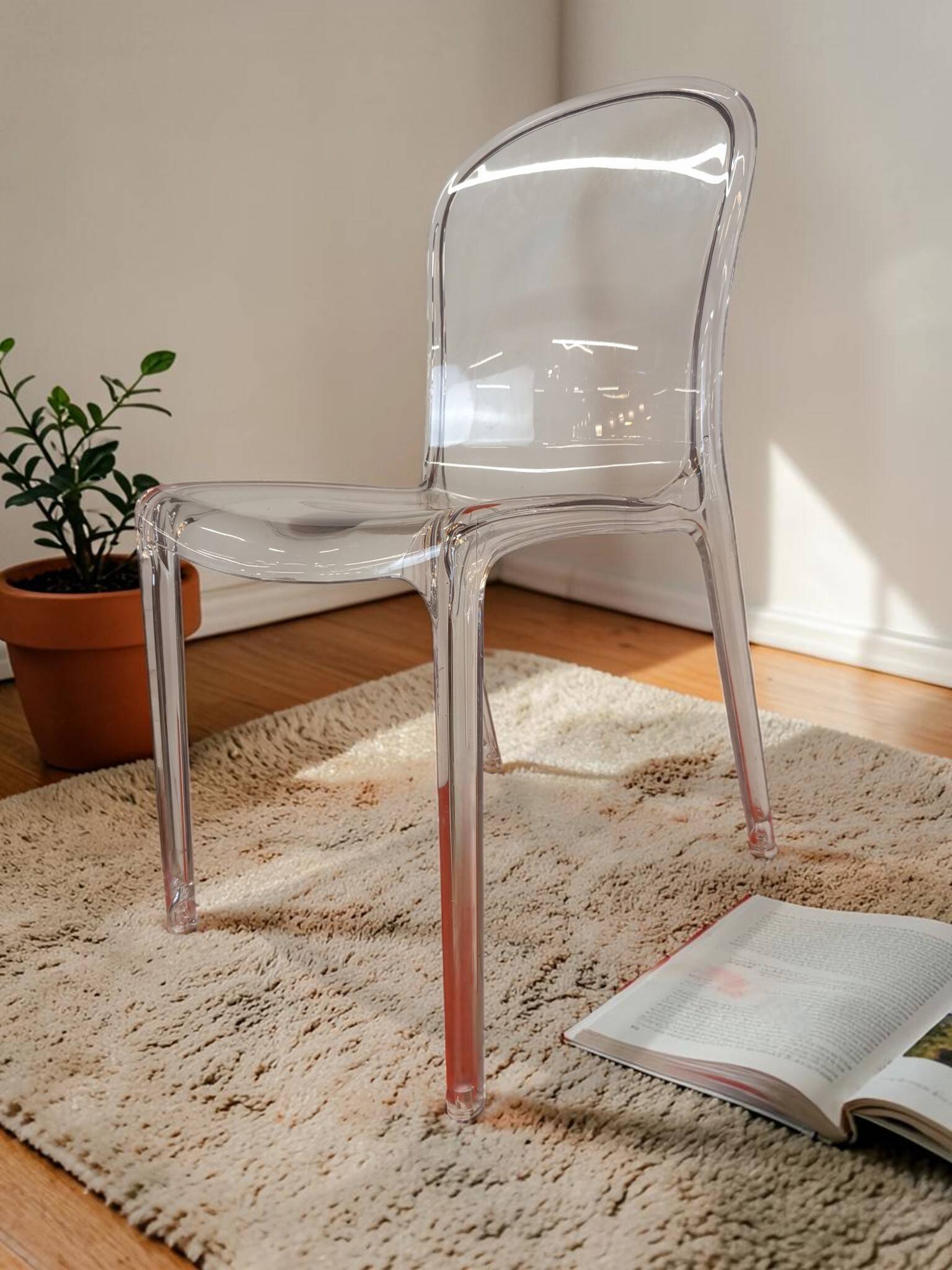 Chaise transparente monobloc en polycarbonate