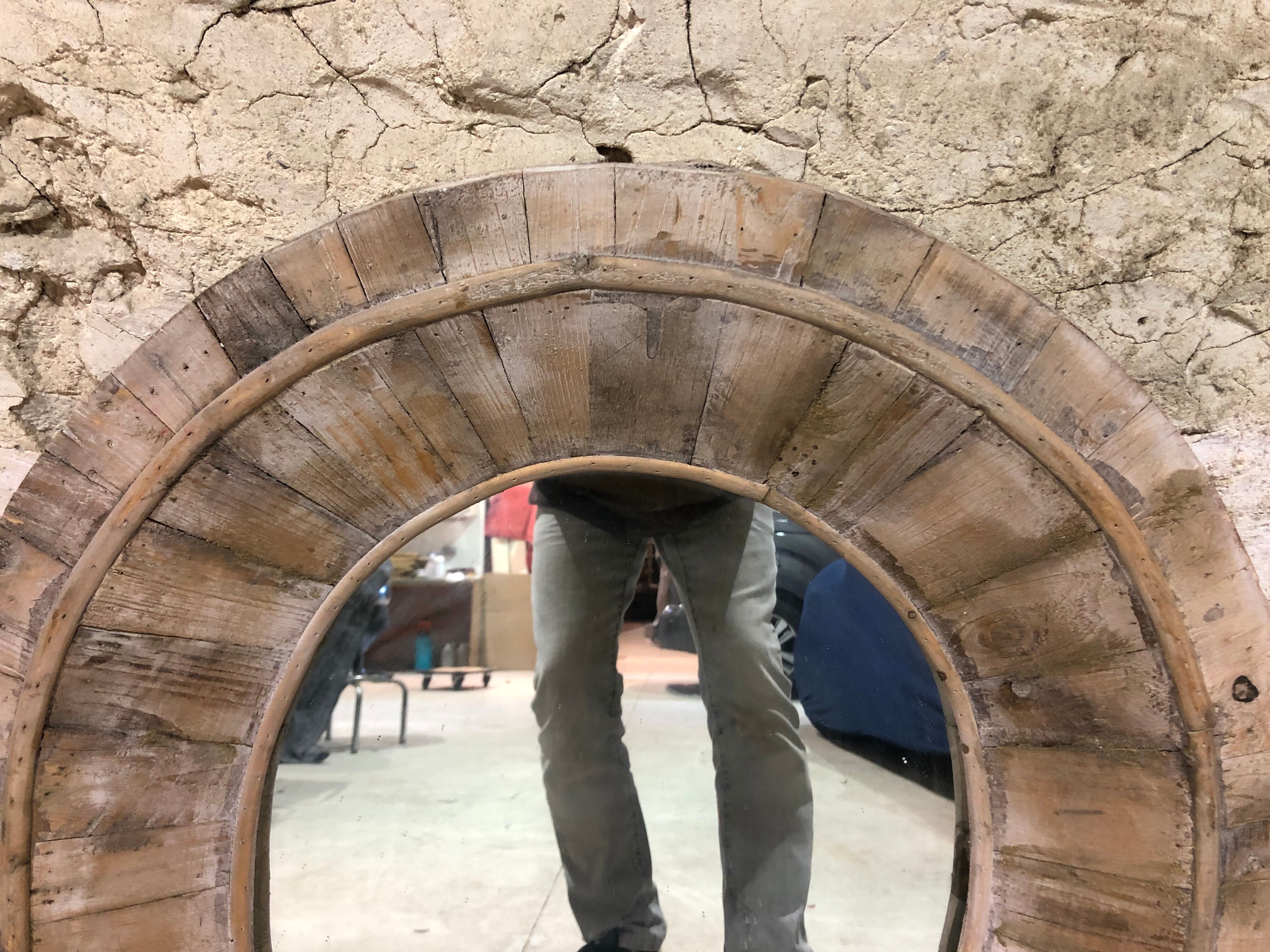 Oval mirror in old wood 71x80cm