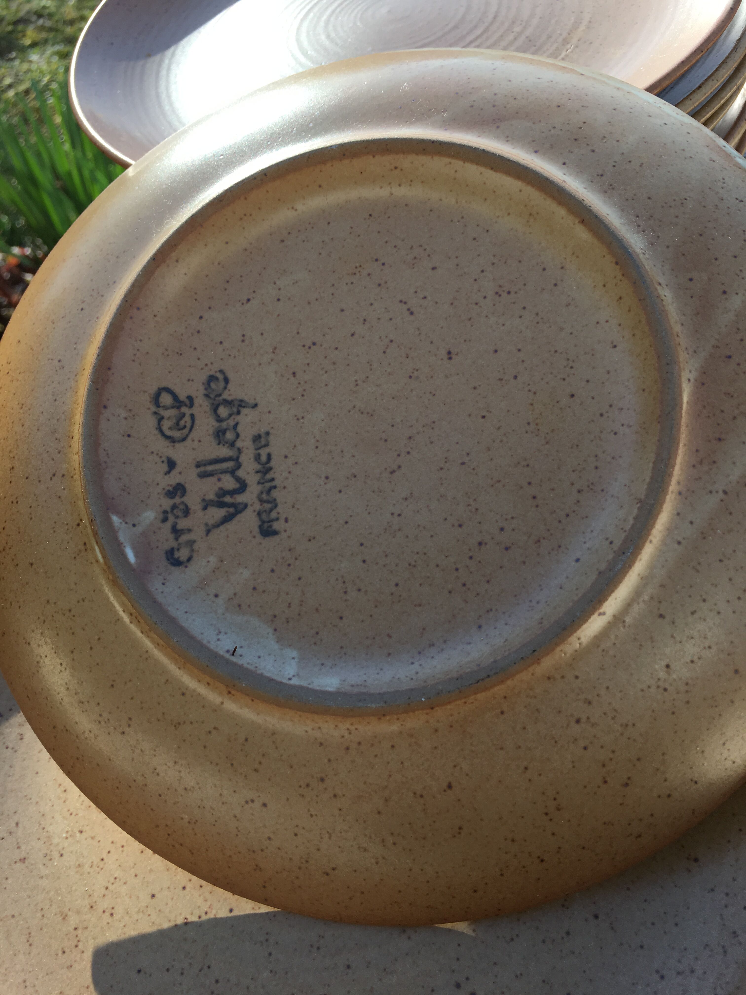 Suite of 8 stoneware plates