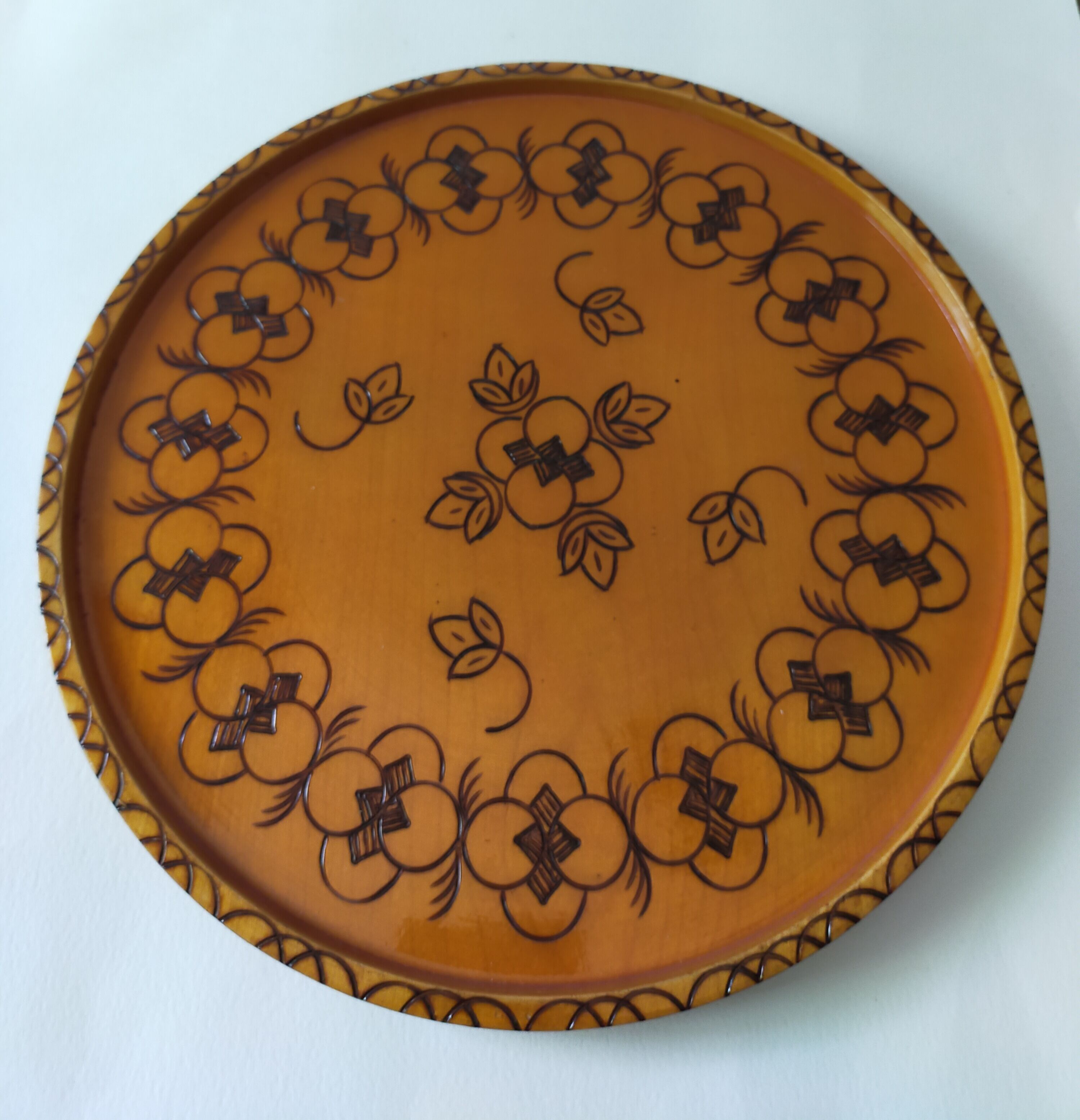 Round top in carved wood and vintage varnish