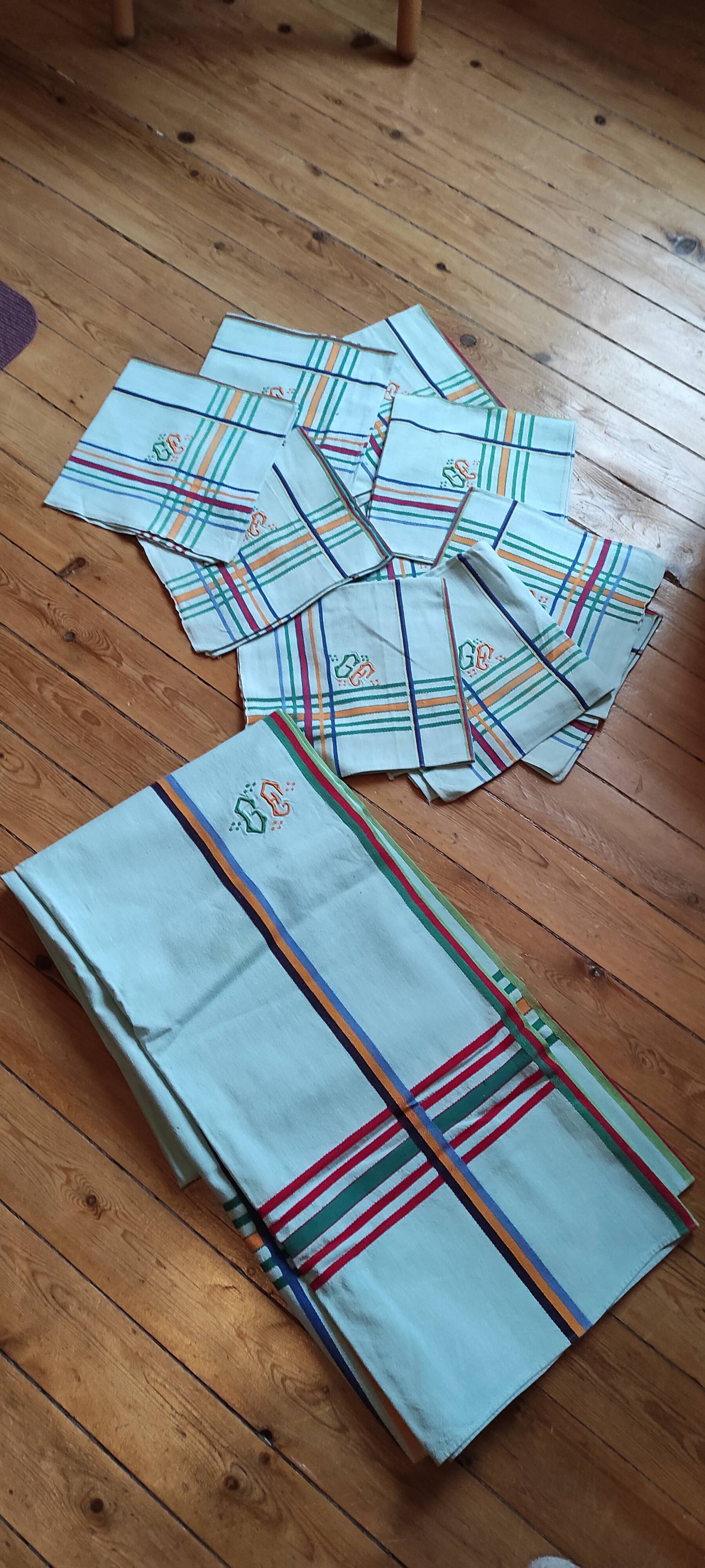 Nappe et 12 serviettes de table