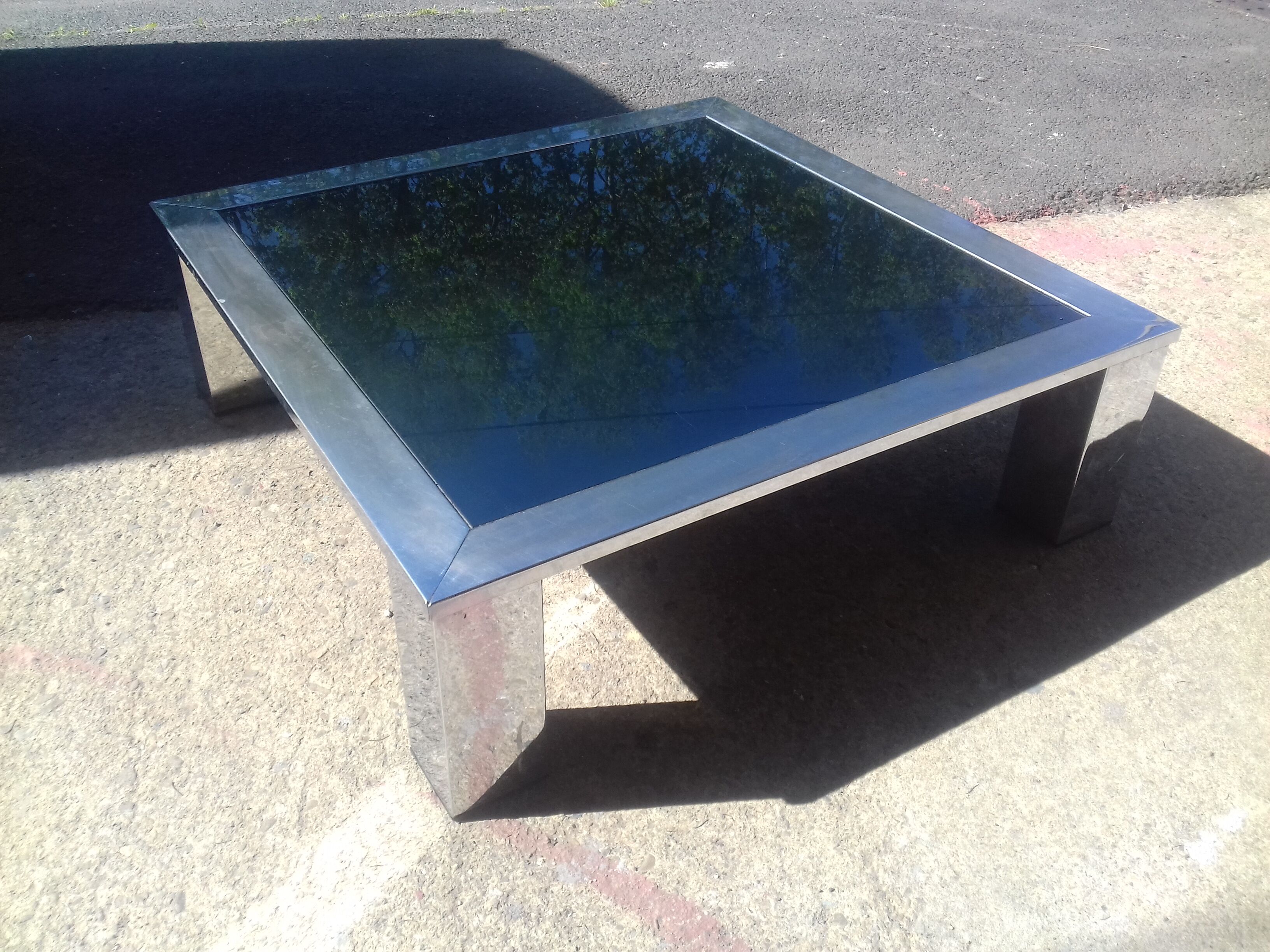 Table basse carré en acier chromé et miroir bleuté vers 1970