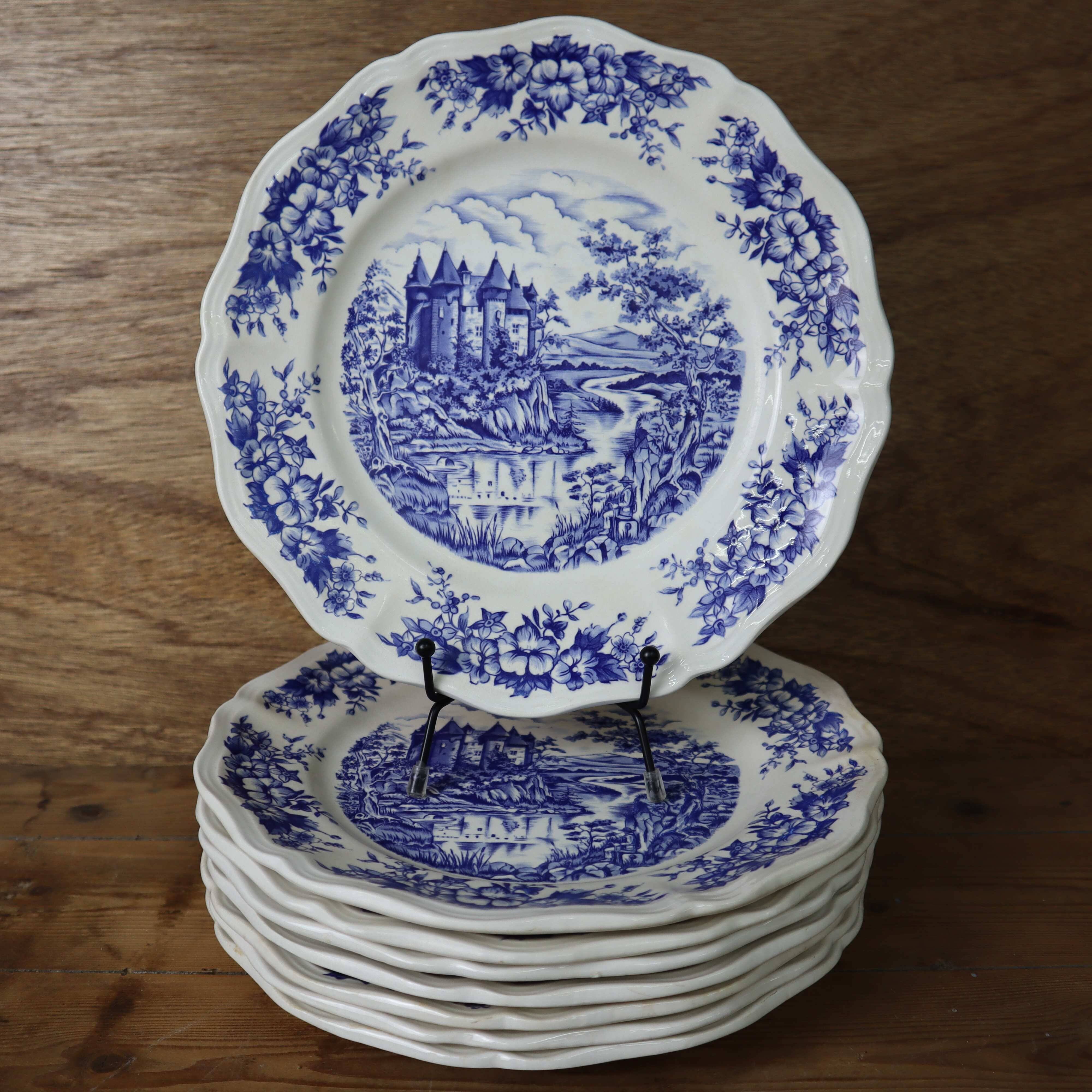 8 vintage Sarreguemines flat plates, Castle model