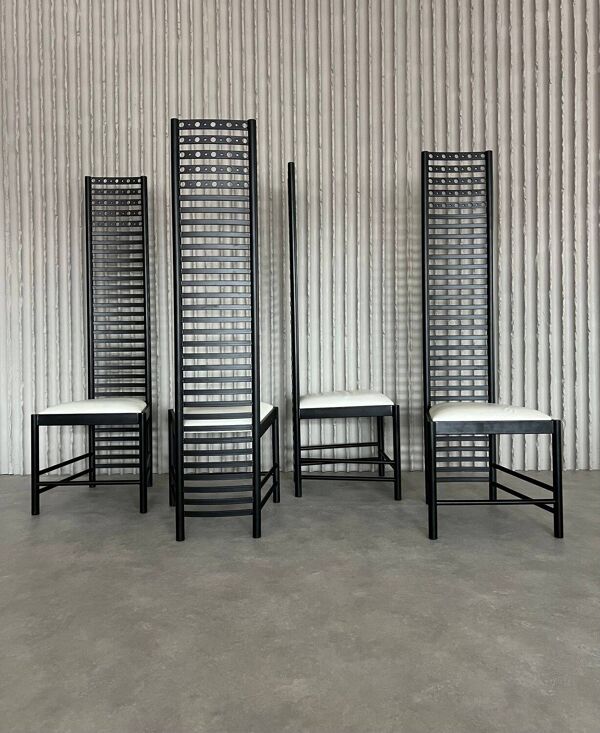 Ensemble de 4 chaises de salle à manger en acier postmodernes – Design sculptural à dossier haut, vers 1980.