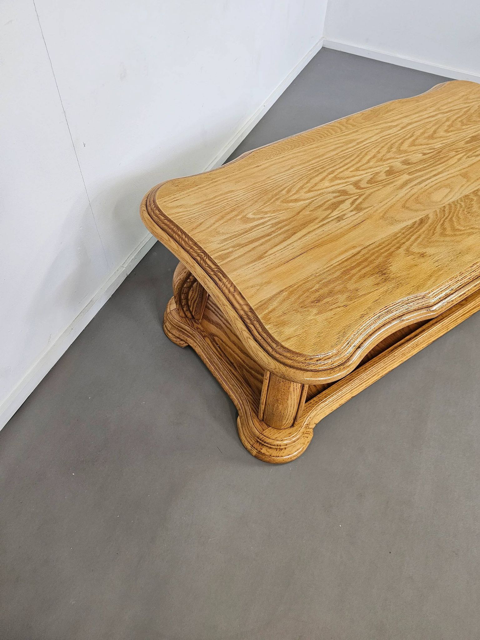 Table basse française en chêne massif des années 1970