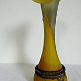 Vase soliflore art nouveau en pate de verre jaune et armature metalique