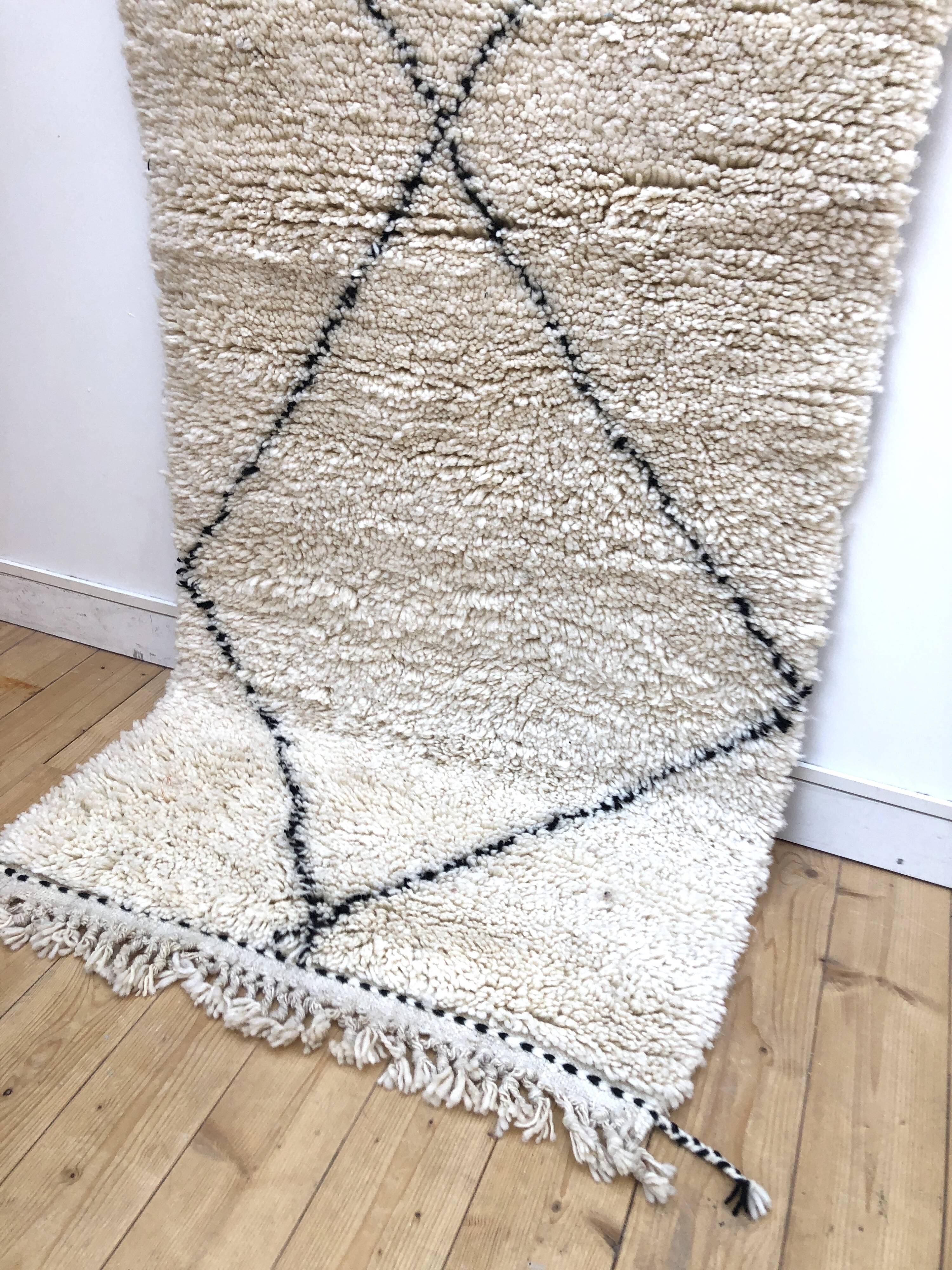 Moroccan Berber carpet Beni Ouarain corridor with black diamonds 2,9x0.9m