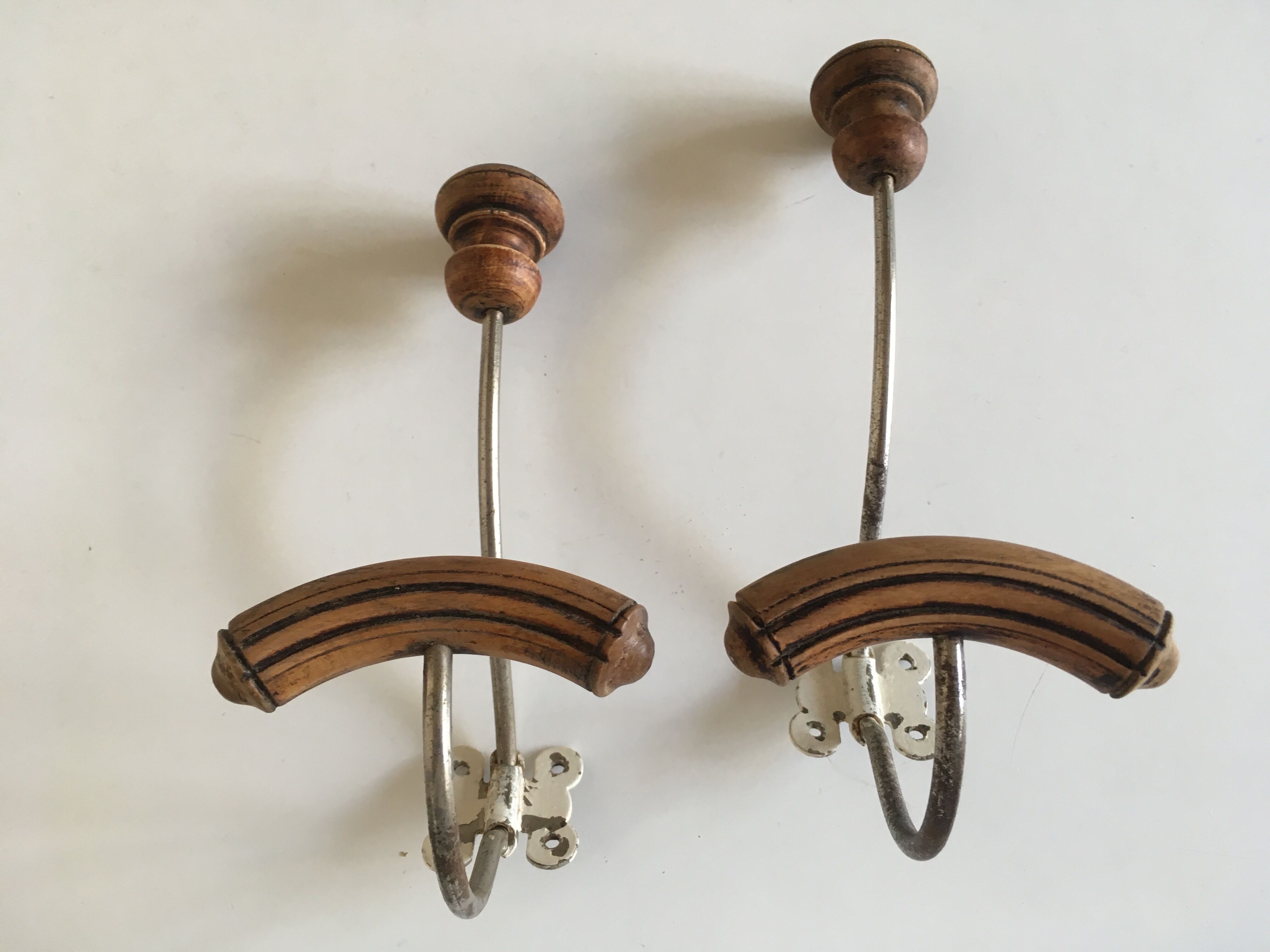 Paire de patères papillon en bois tourné 1920