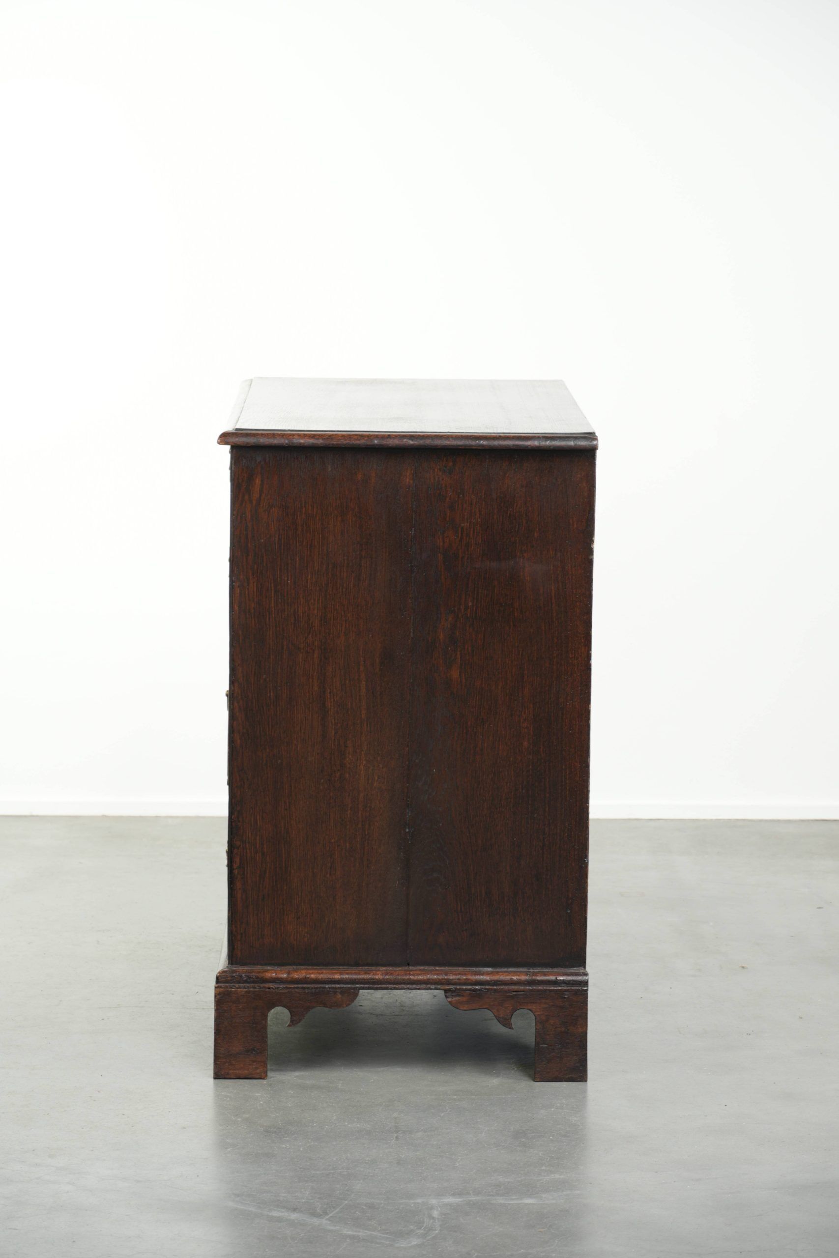 Commode en chêne anglais antique de la fin du XVIIIe siècle.