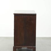 Commode en chêne anglais antique de la fin du XVIIIe siècle.