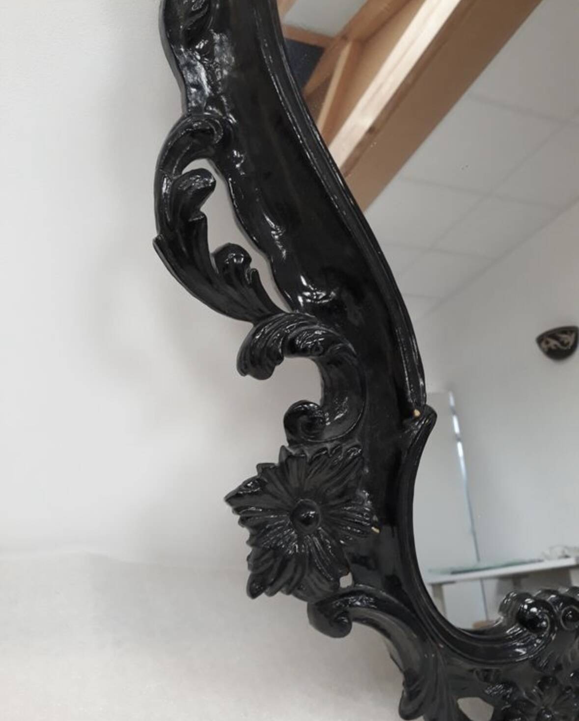 Black molding mirror