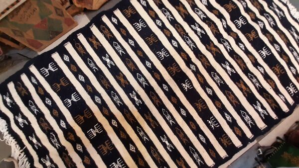 tapis kilim noir et blanc rayé, tapis marocain 150/90cm