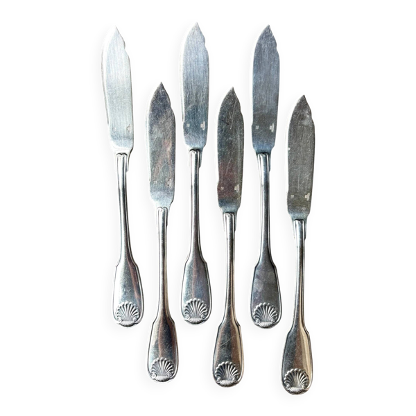 6 couteaux à poisson Christofle en métal argenté, décor coquille