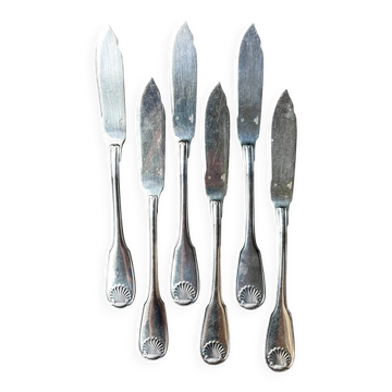 6 couteaux à poisson Christofle en métal argenté, décor coquille