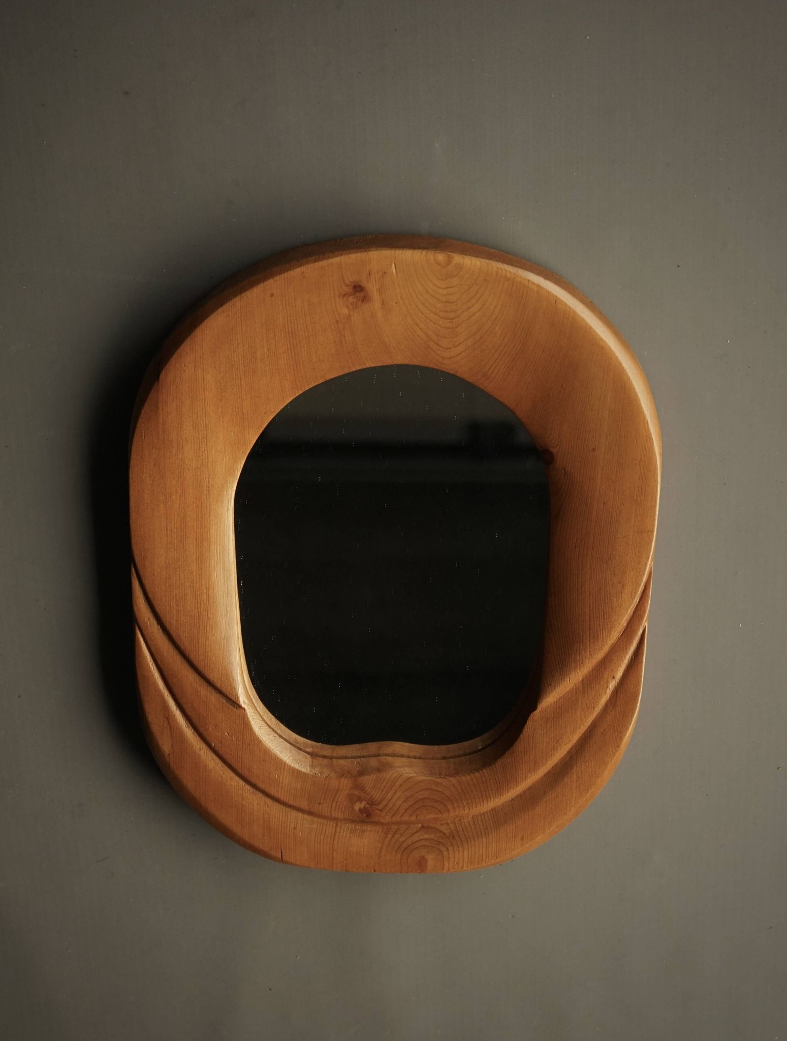 Miroir mural en pin anthroposophique du milieu du siècle, années 1970