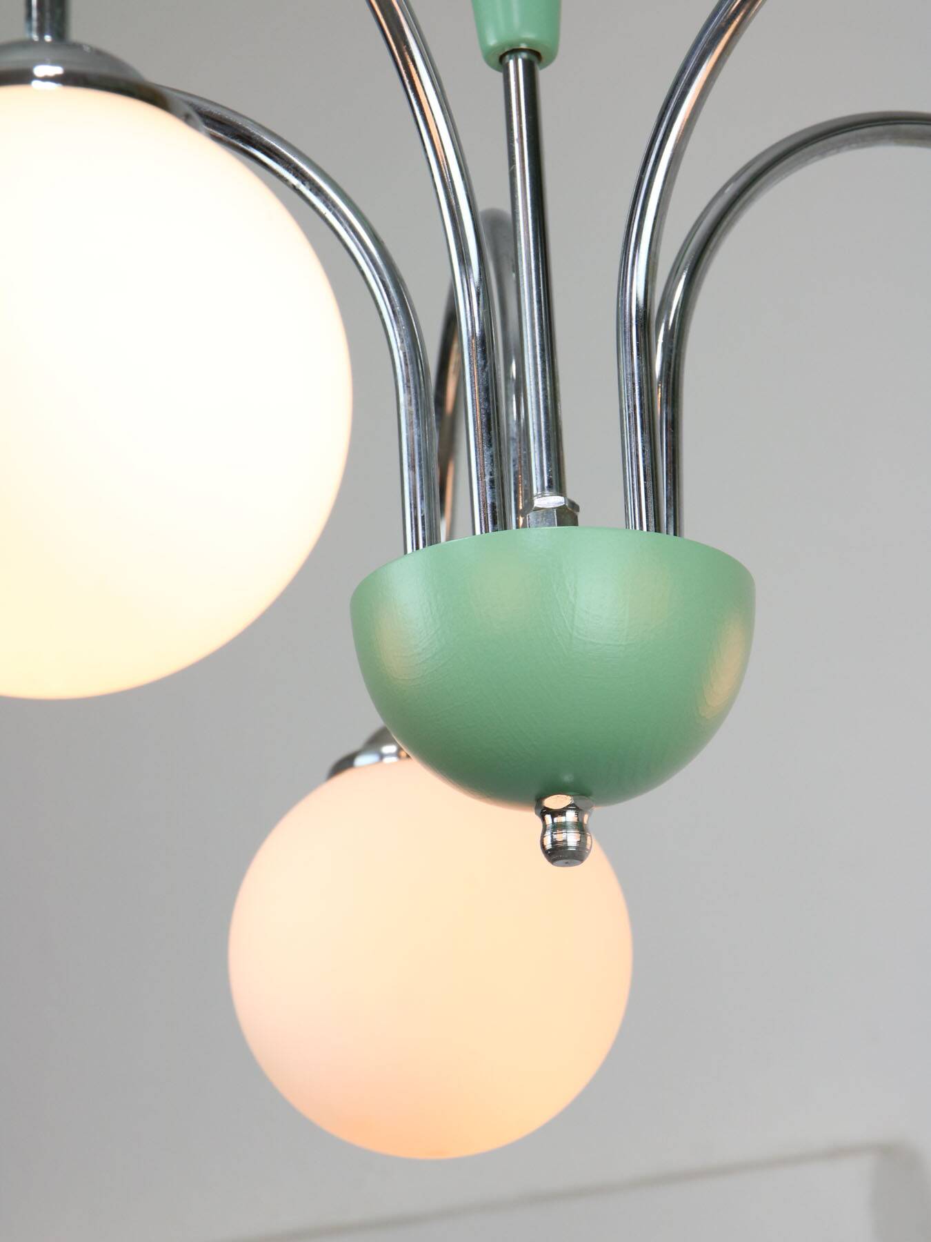 Lustre italien en chrome et opalin du milieu du siècle
