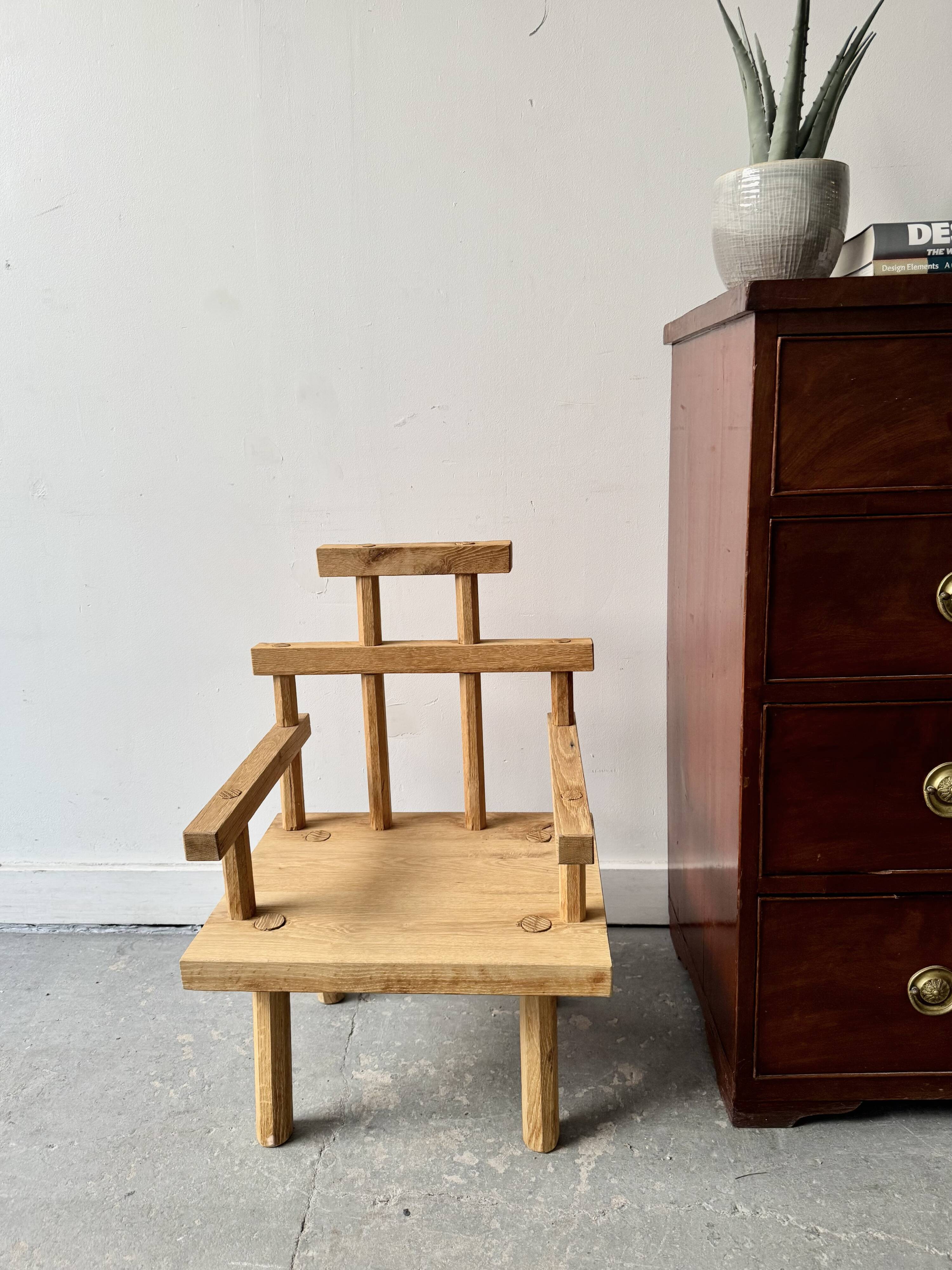 Chaise en bois primitive pour enfant