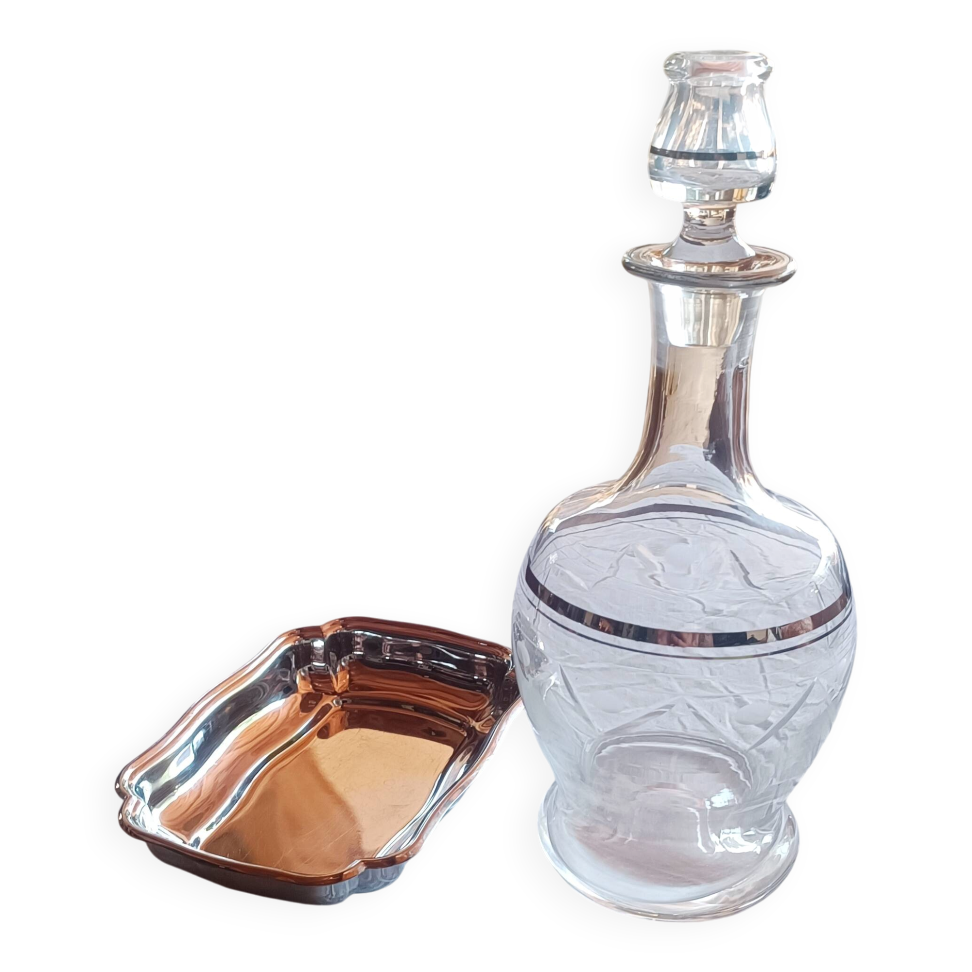 Blown glass decanter, engraved and chiselled. Made in France.