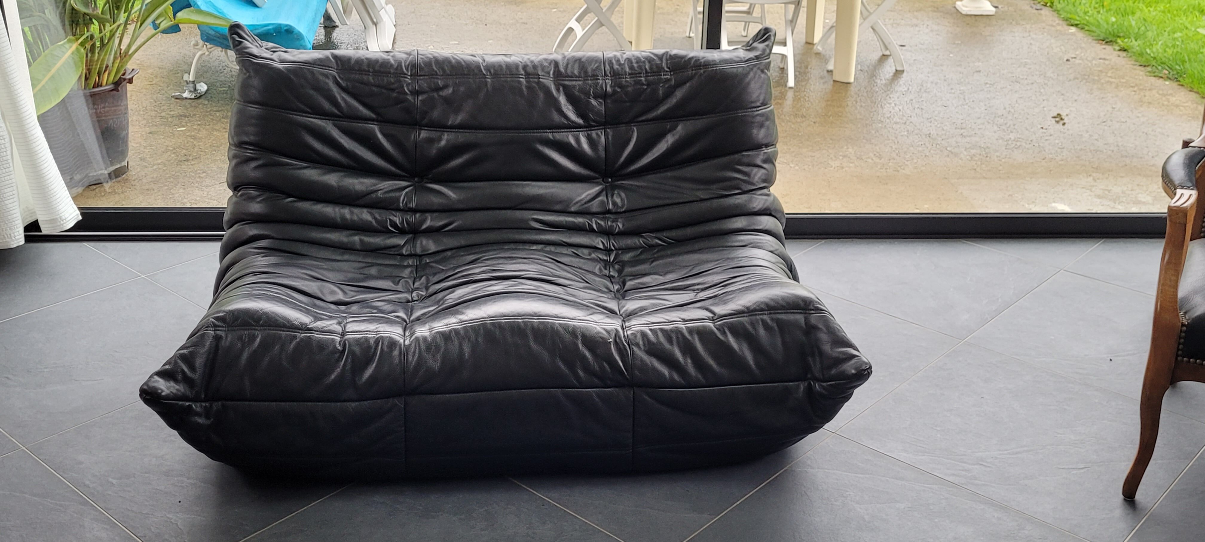 Canapé Togo cuir noir 2 places par Michel Ducaroy pour Ligne Roset en 1973