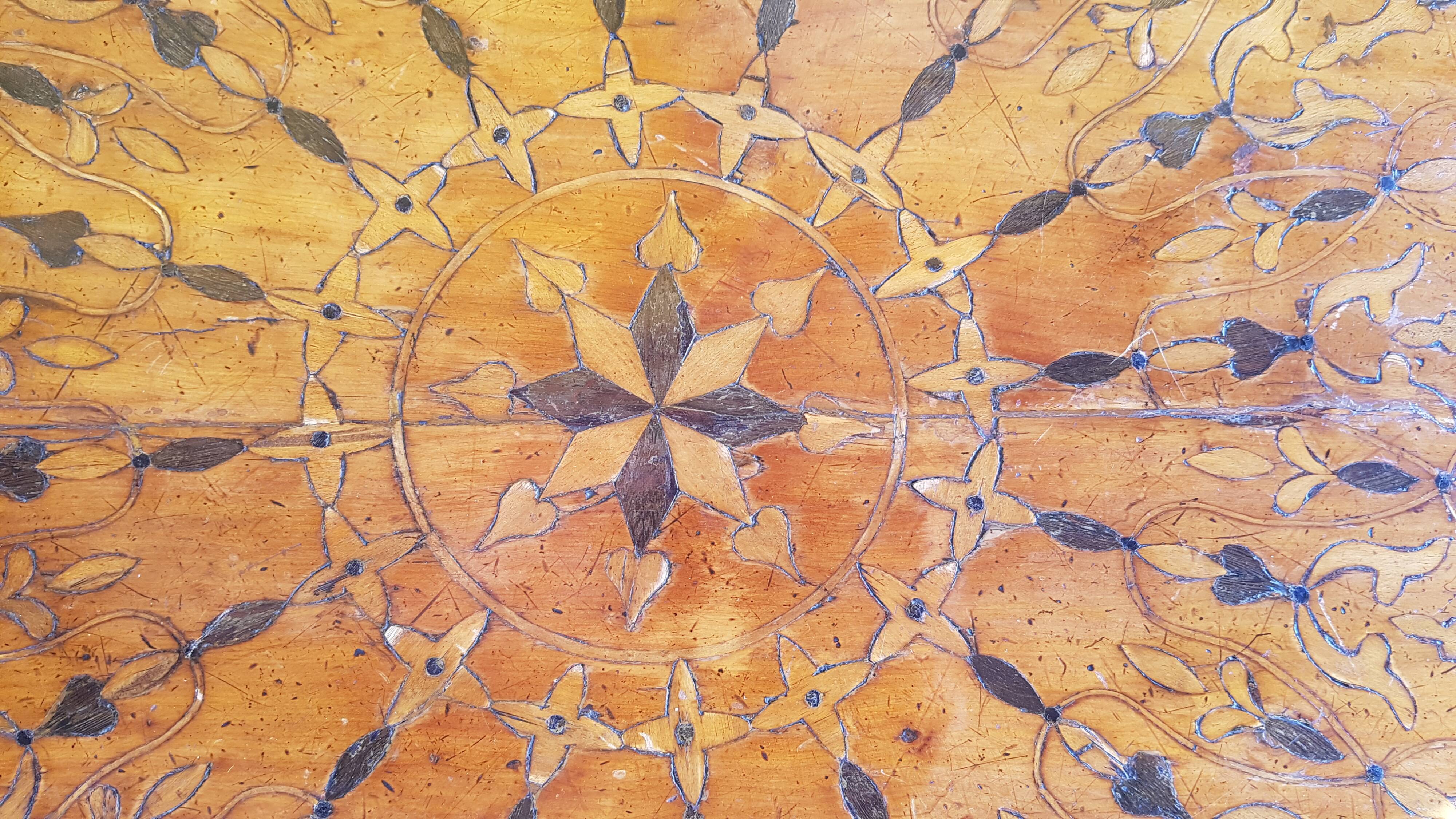 Table basse en marqueterie  vernie
