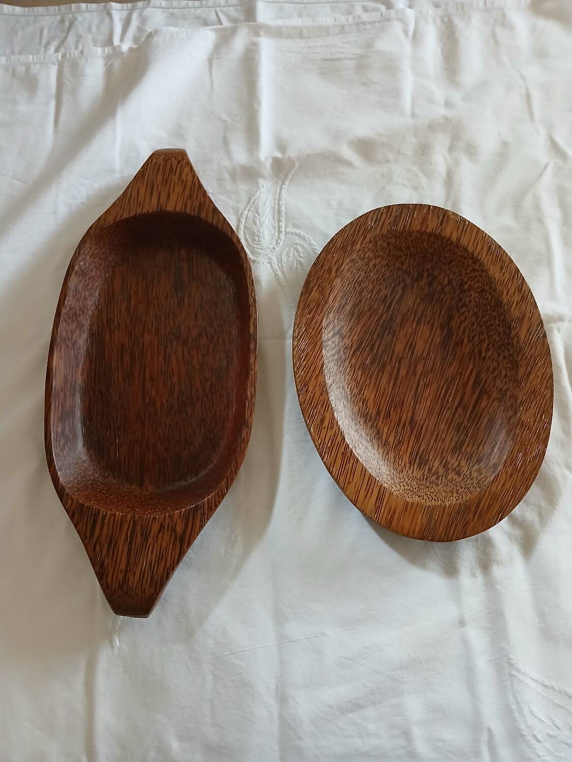 2 coconut wood dishes