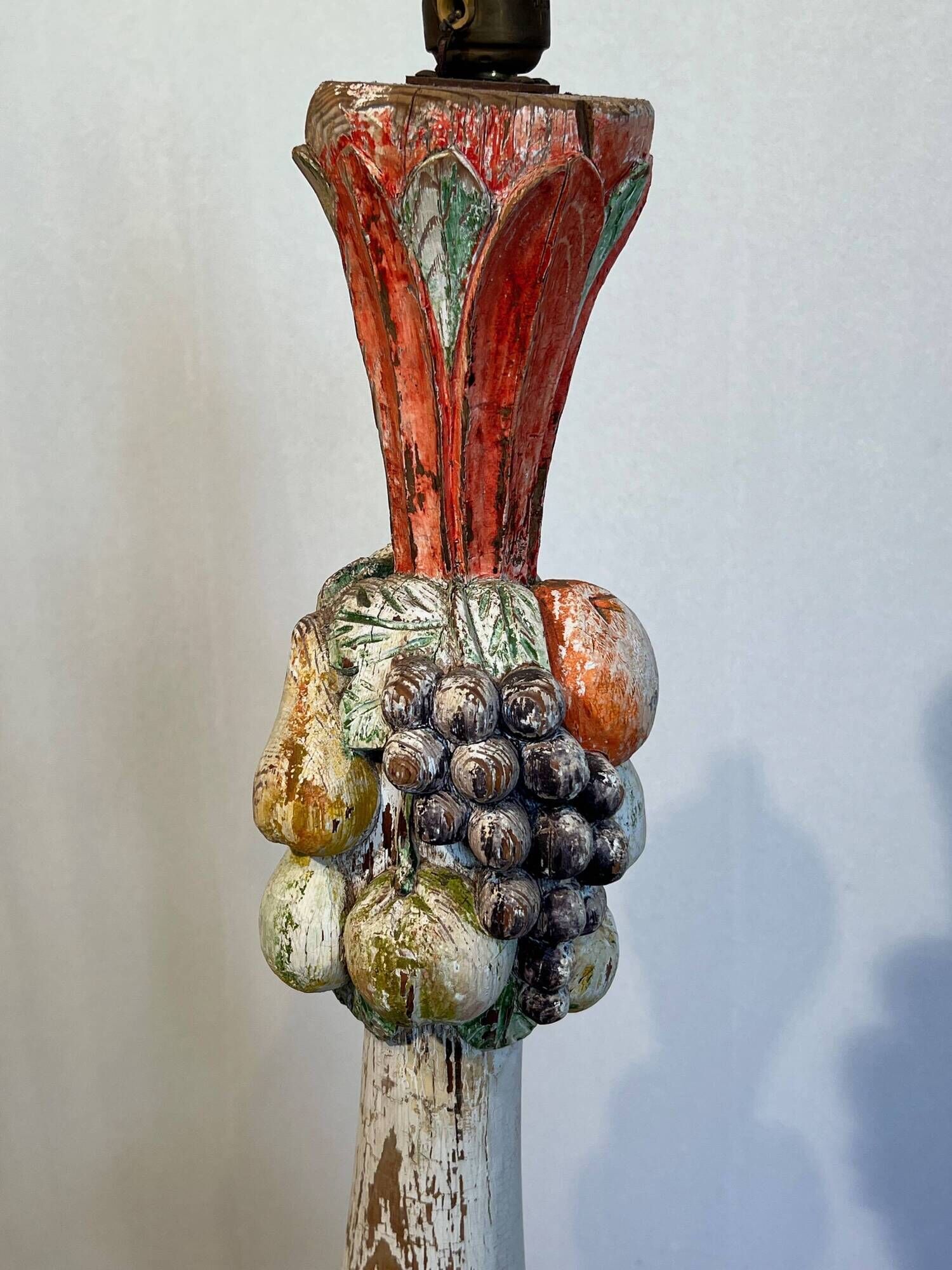 Lampadaire Balustre en Bois Sculpté Polychrome à Grappes de Fruits. Travail