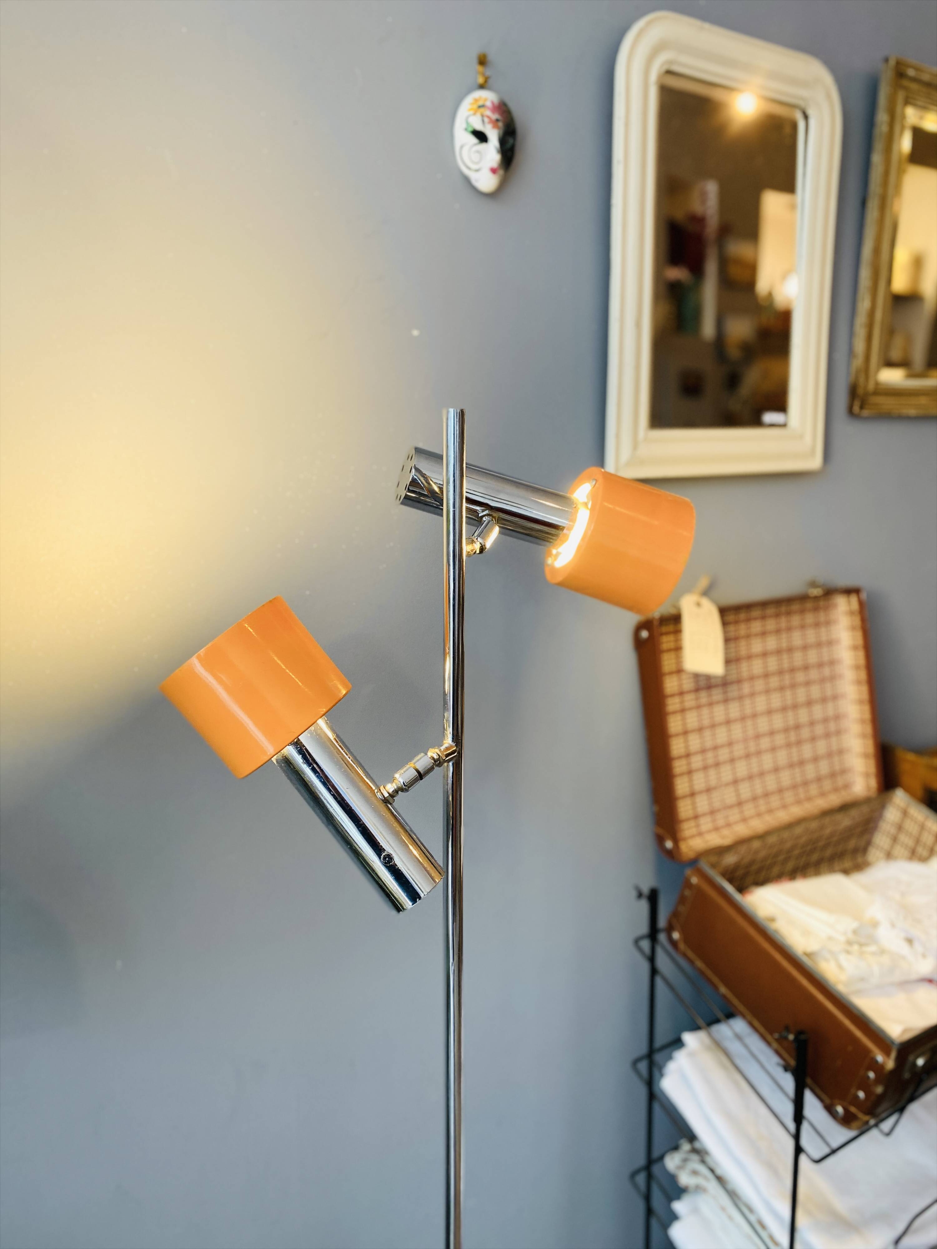 Floor lamp with 2 adjustable orange spots