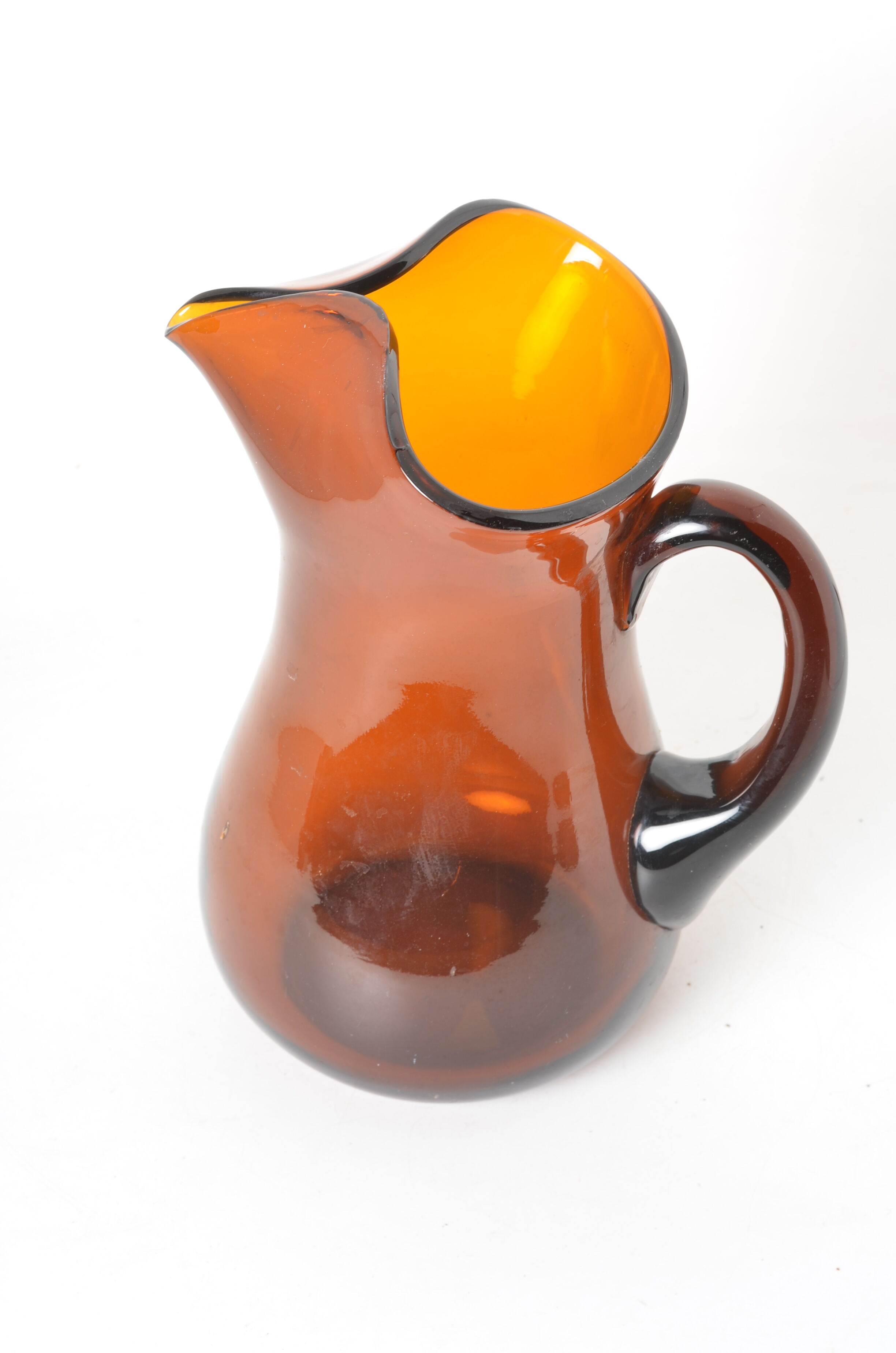 Carafe ambrée en verre soufflé