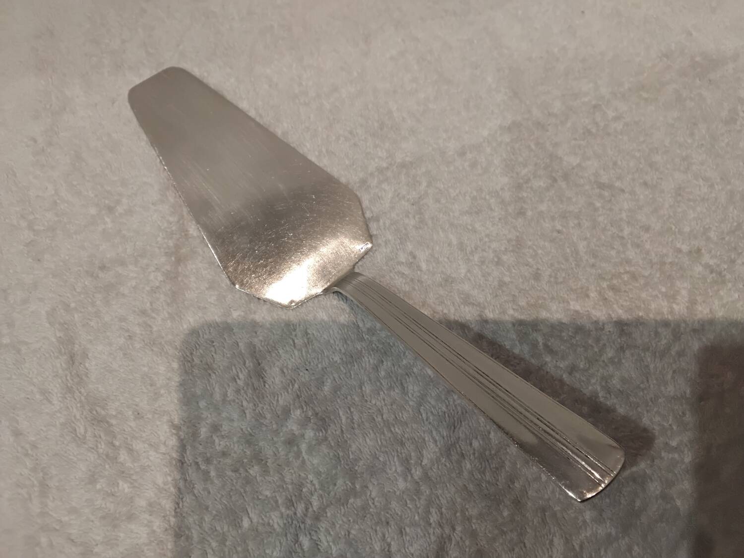 Silver-plated metal pie server by Ercuis silversmith, Chantilly pattern, 27.4cm