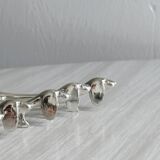 6 dog-shaped knife rests, in silver-plated metal.