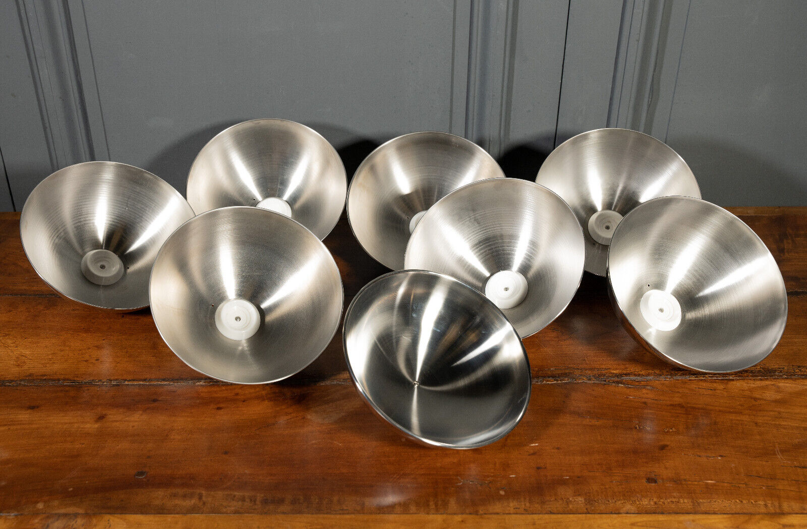 Suite de 8 cloches en inox service de table XXe