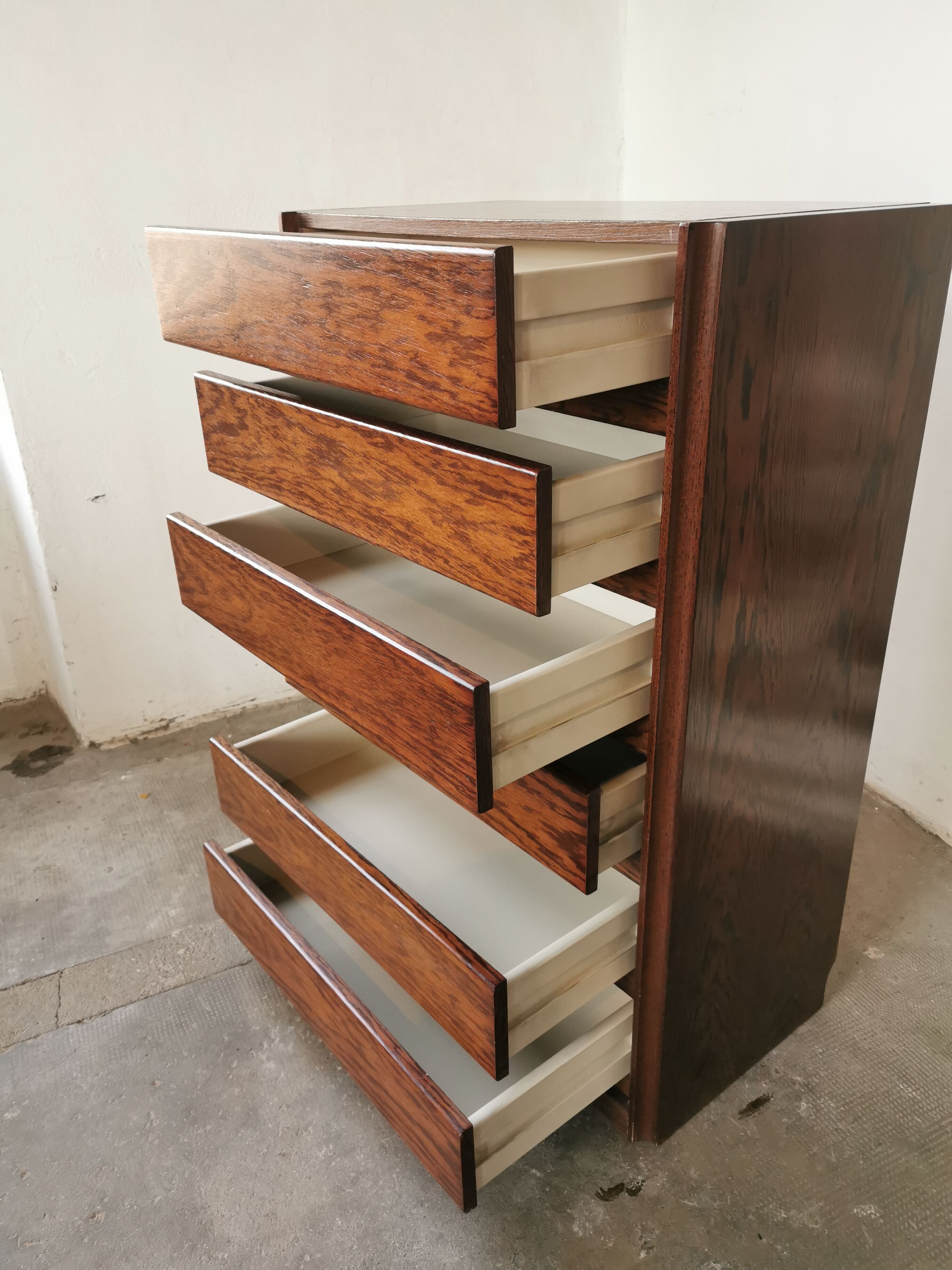 Weekly chest of drawers